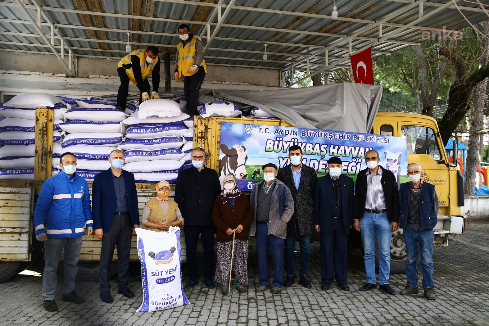 AYDIN BÜYÜKŞEHİR BELEDİYESİ'NDEN KOÇARLI'DAKİ KÜÇÜK ÜRETİCİYE YEM DESTEĞİ