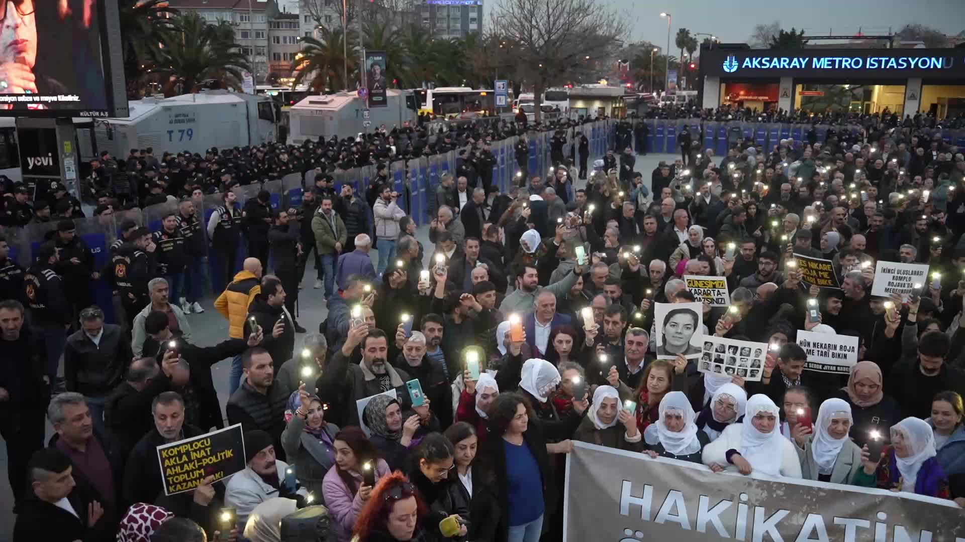 Abdullah Öcalan'ın yakalanarak Türkiye'ye getirilişinin yıl dönümünde Aksaray Metro İstasyonu önünde eylem