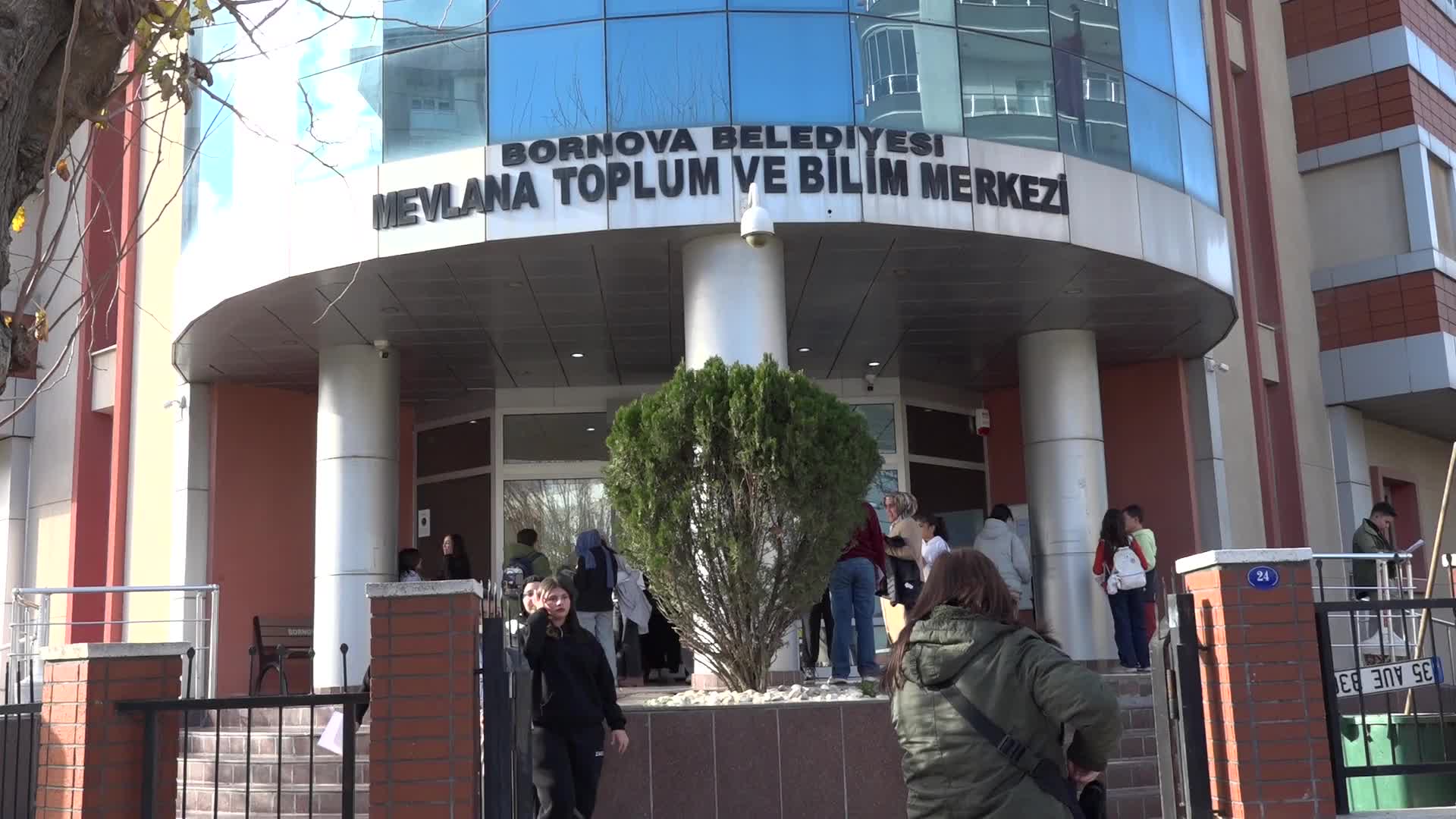 Bornova’da Mevlana Toplum ve Bilim Merkezi’nde 179 genç sertifikalarını aldı