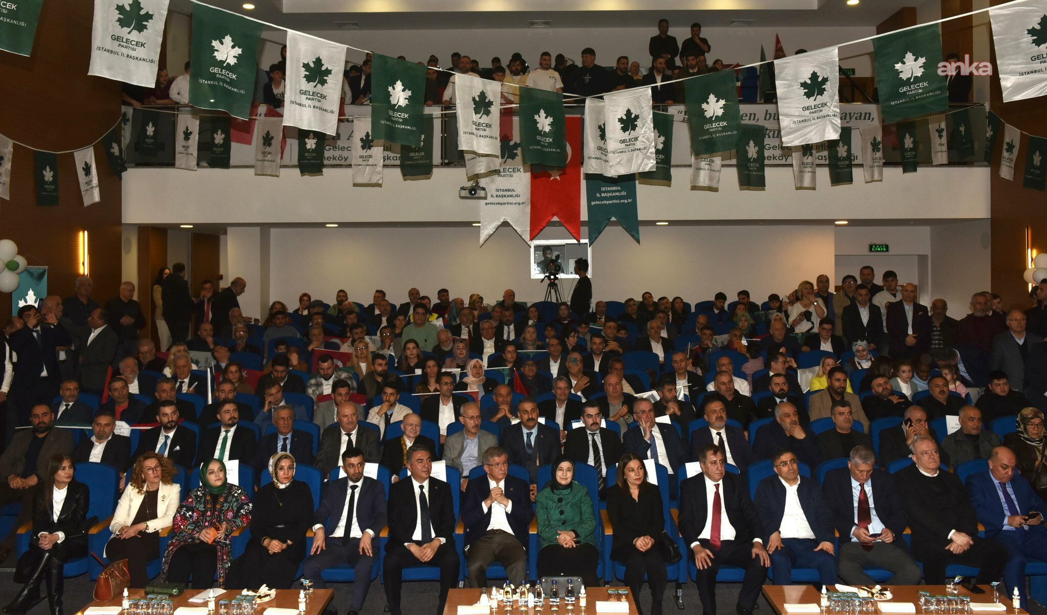 Gelecek Partisi'nin Çekmeköy İlçe Kongresi'nde partiye katılanlara rozet takıldı