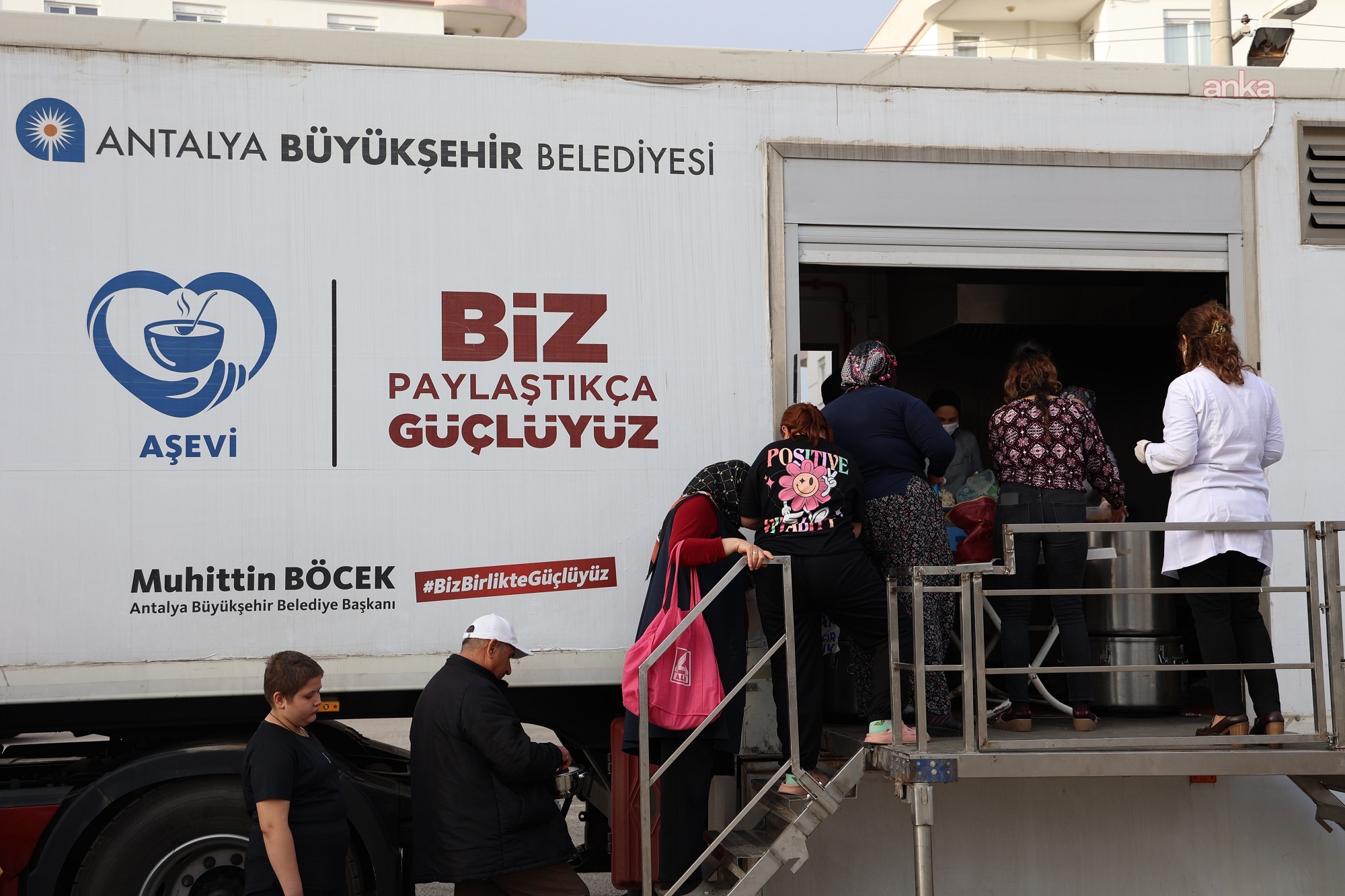 Antalya Büyükşehir Belediyesi'nin Mobil Aşevi, ramazan ayı boyunca her akşam farklı bir mahallede olacak