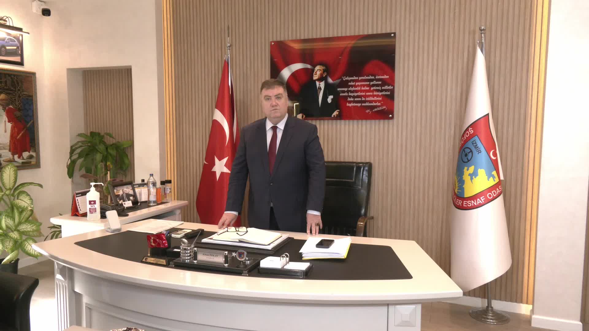 İzmir Şoförler ve Otomobilciler Esnaf Odası Başkanı Özkan'dan "ödeme kaydedici cihaz" tepkisi: "Taksi esnafı yolcu değil, borç taşıyacak”