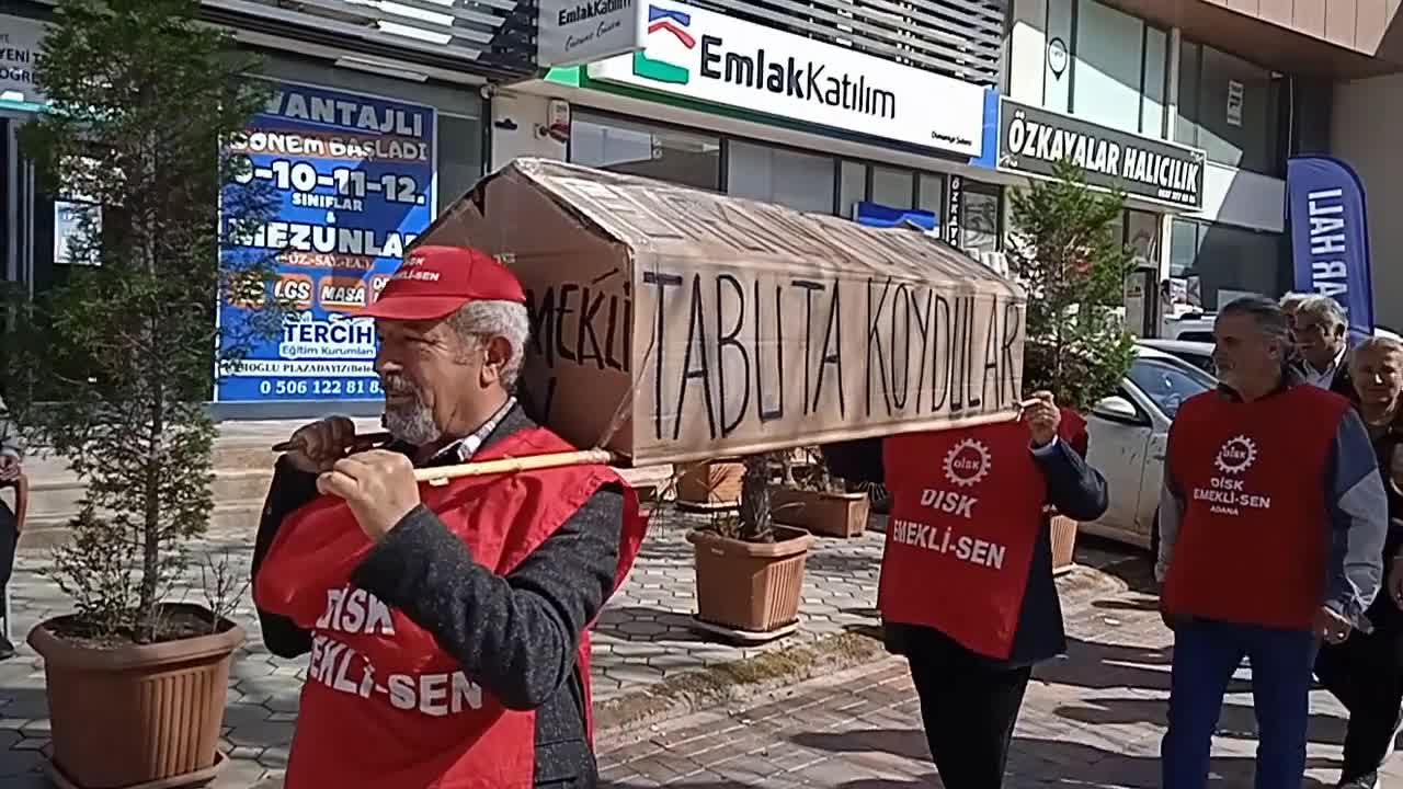 Osmaniye'de emeklilerden tabutlu eylem