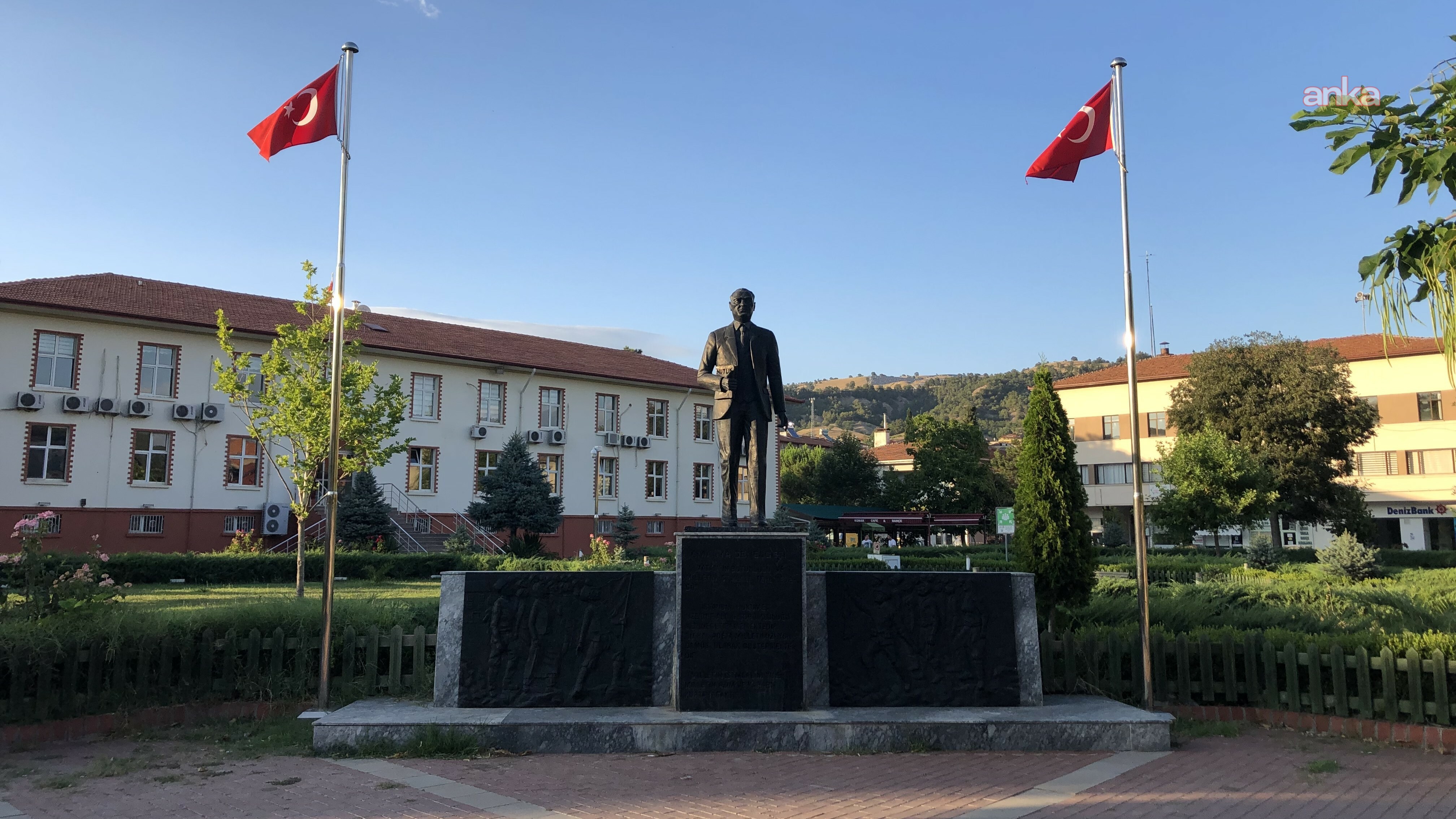 Amasya’da emekli öğretmenden Atatürk Anıtı’na anlamlı dokunuş