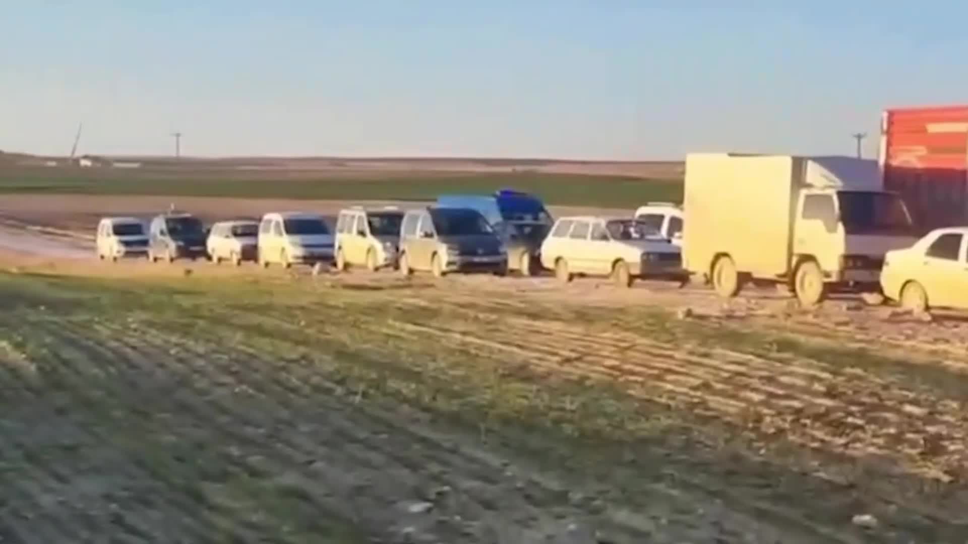 Aksaraylı çiftçilerden "bozuk yol" eylemi