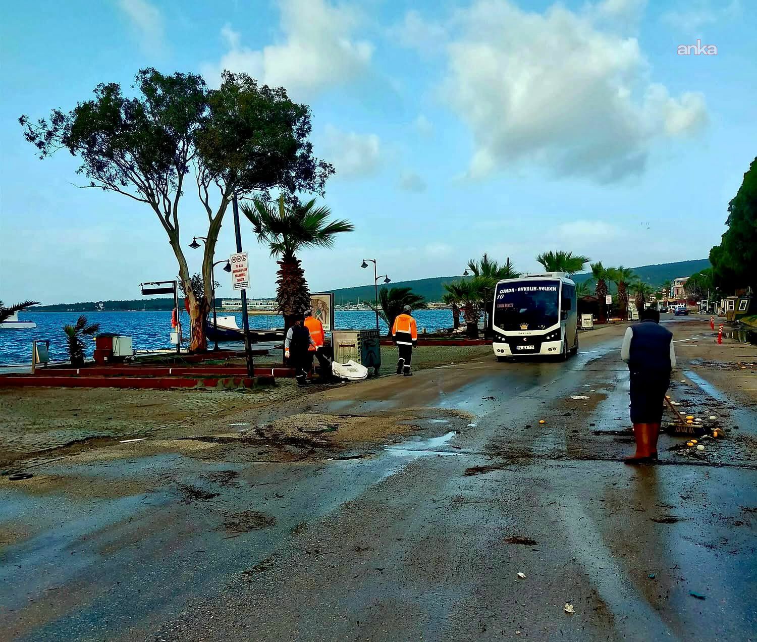 Ayvalık Belediyesi ekipleri, kuvvetli lodosun ardından sahada