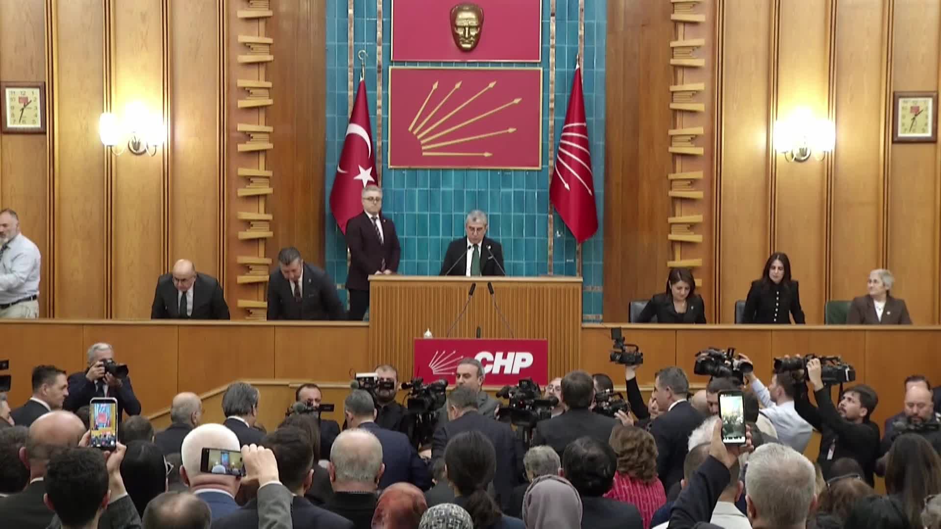 CHP grup toplantısı... Özgür Özel'den Devlet Bahçeli'ye: "Hezeyan varsa ittifak ortağım diye onlara inanan, bir depremzedeye gidip sormayan şahsınızın siyasetinin adıdır"