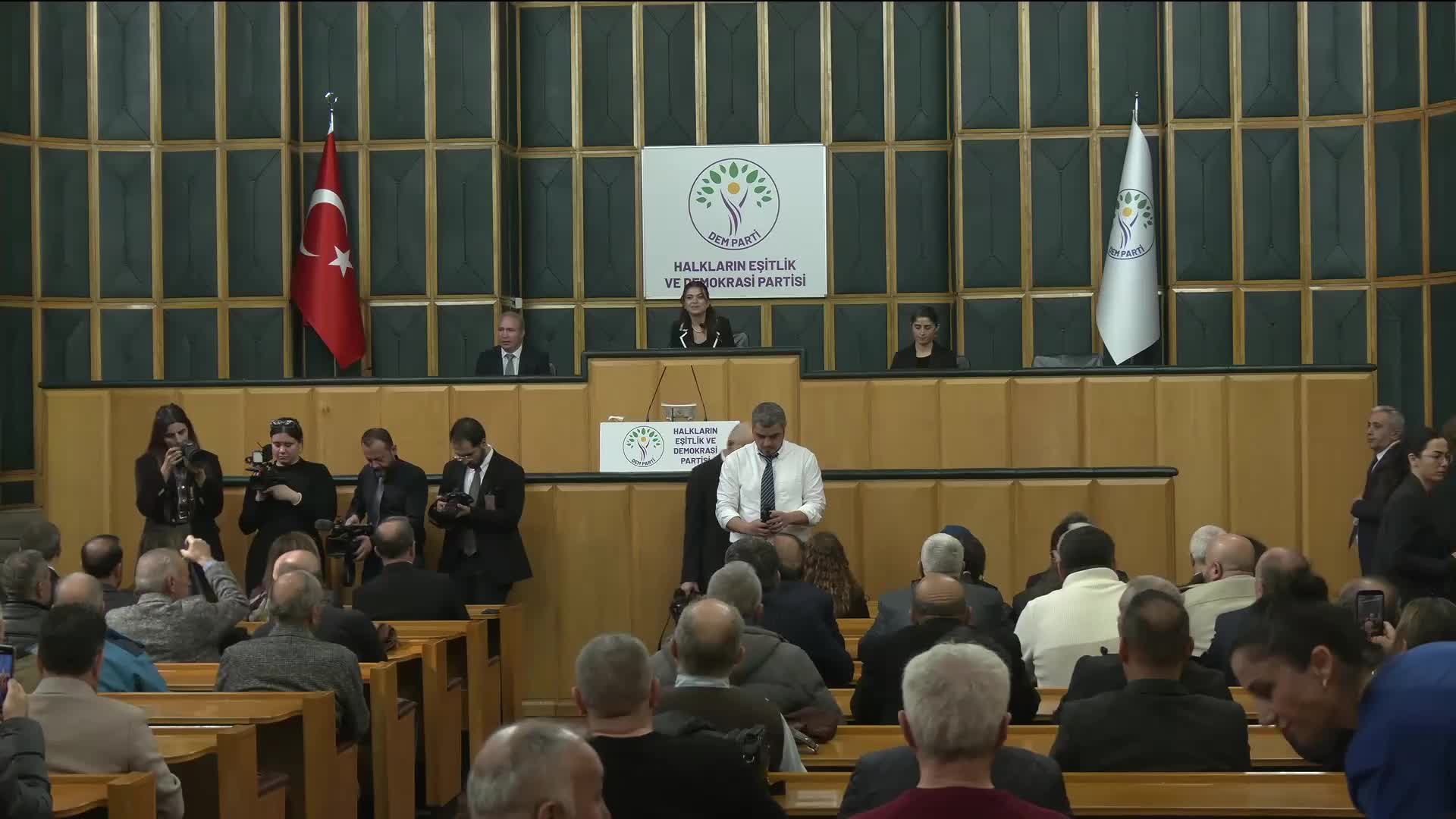 DEM Parti Grup Toplantısı... Tuncer Bakırhan'dan liderler zirvesi çağrısı: "Türkiye'nin iyiliği ve barışı için siyasi liderler olarak çözümü konuşalım"