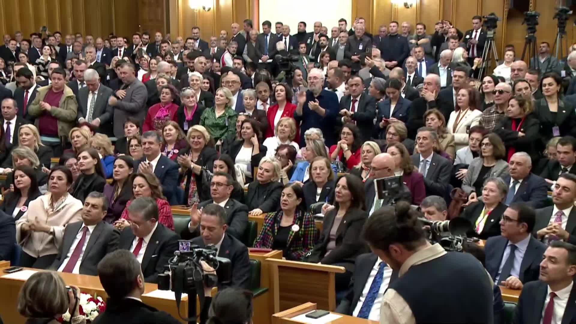 CHP Grup Toplantısı... Özgür Özel: "Meclis'e sevk ettiğimiz ilk anlaşma, İstanbul Sözleşmesi’ne geri dönülmesinin anlaşması olacak"