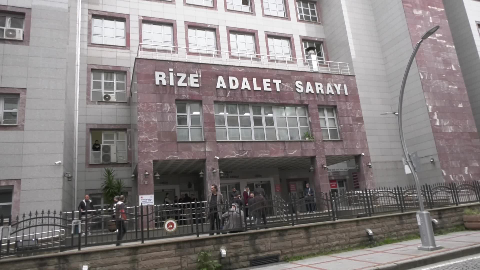 Rize'de bürokratın "özel tuvaletini" yazan iki gazeteci, "haberleşmenin gizliliğini ihlal" suçundan hakim karşısında