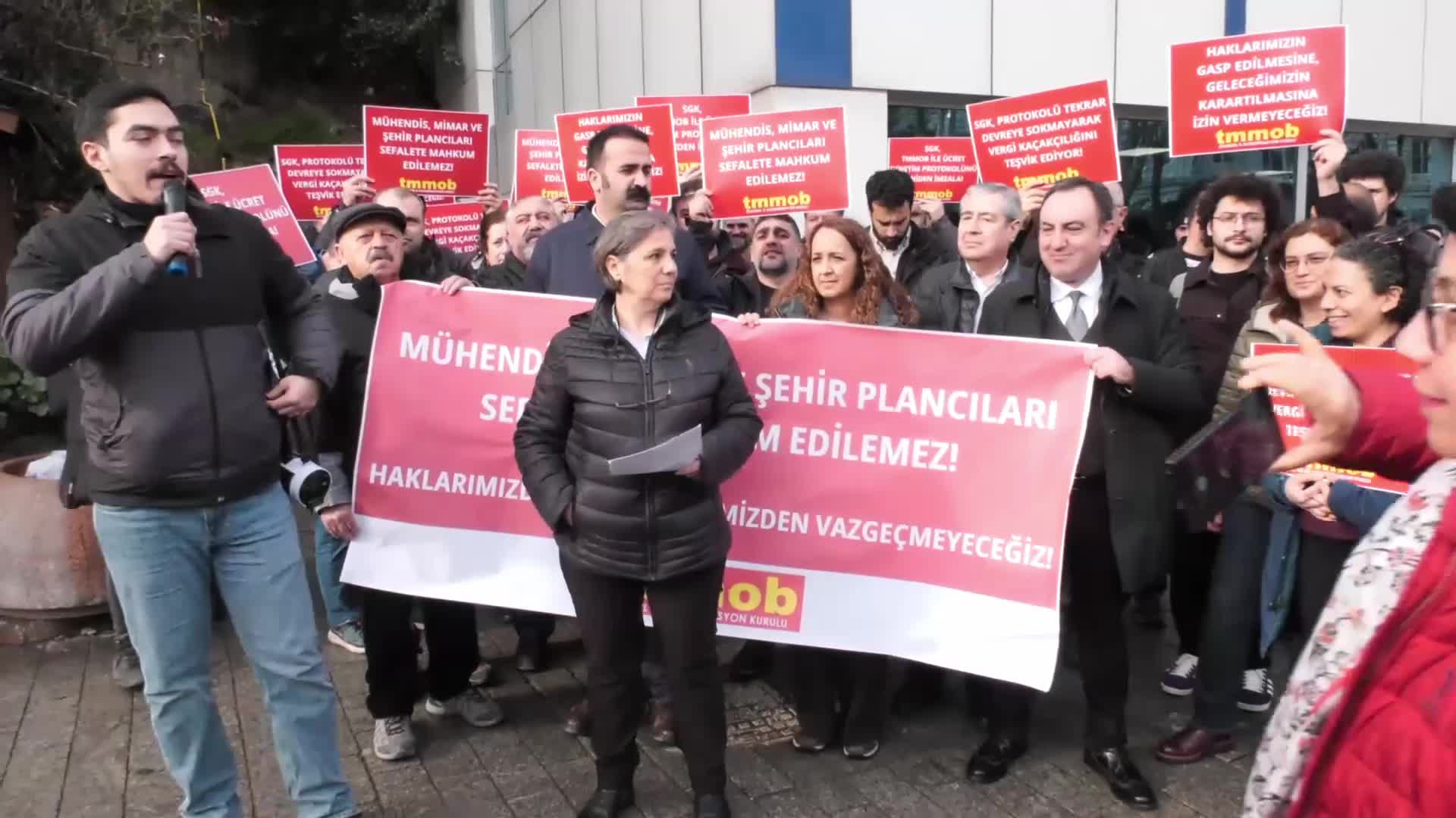Mühendis ve mimarlar: "SGK tarafından 2017 yılında tek taraflı olarak feshedilen 'SGK ile TMMOB Arasındaki Asgari Ücret İşbirliği Protokolü' derhal yeniden yürürlüğe girmelidir"