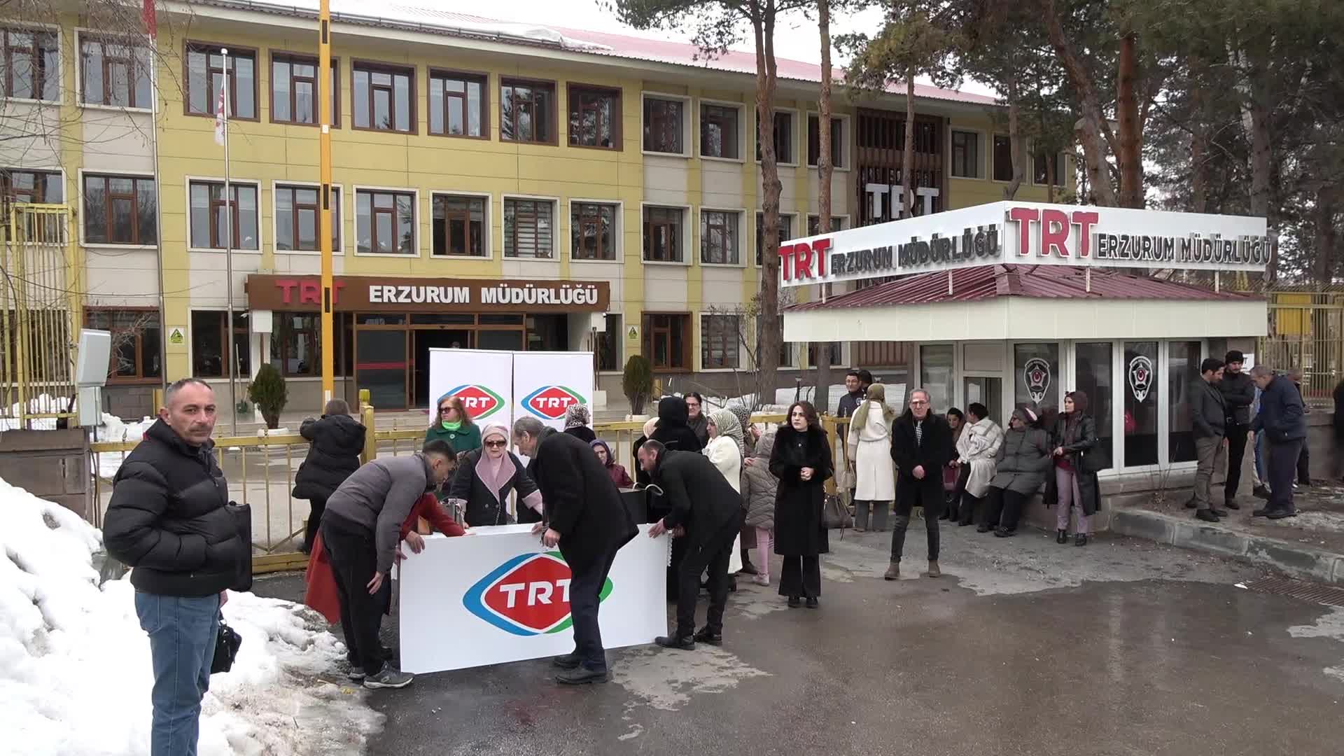 CHP Milletvekili Umut Akdoğan, TRT'yi Erzurum'da protesto etti: "TRT'ye vergilerimizi helal etmiyoruz"