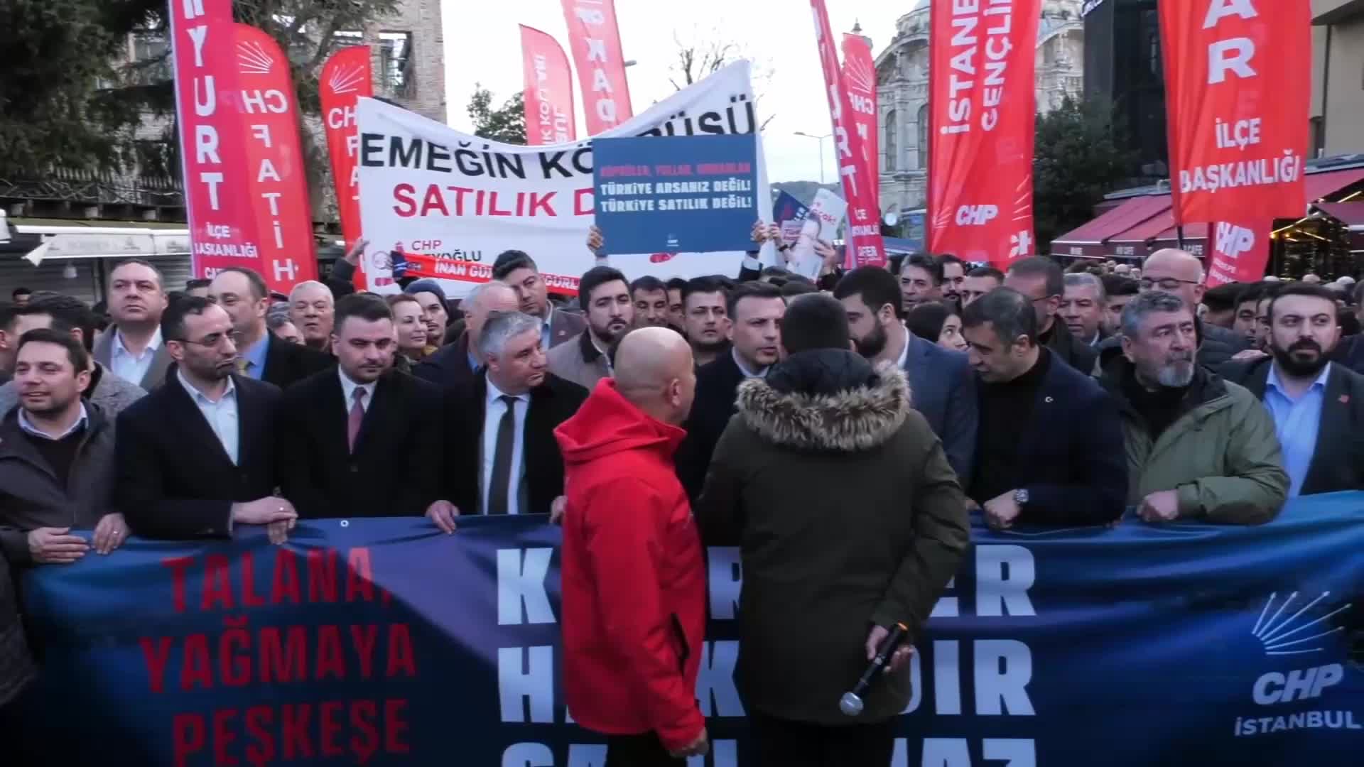 CHP’nin “Köprüler halkındır, satılamaz” eylemi... Özgür Çelik: AK Parti iktidarı, tapusuyla satın aldığı evinde yurttaşlarımızı kiracı yapmak istiyor