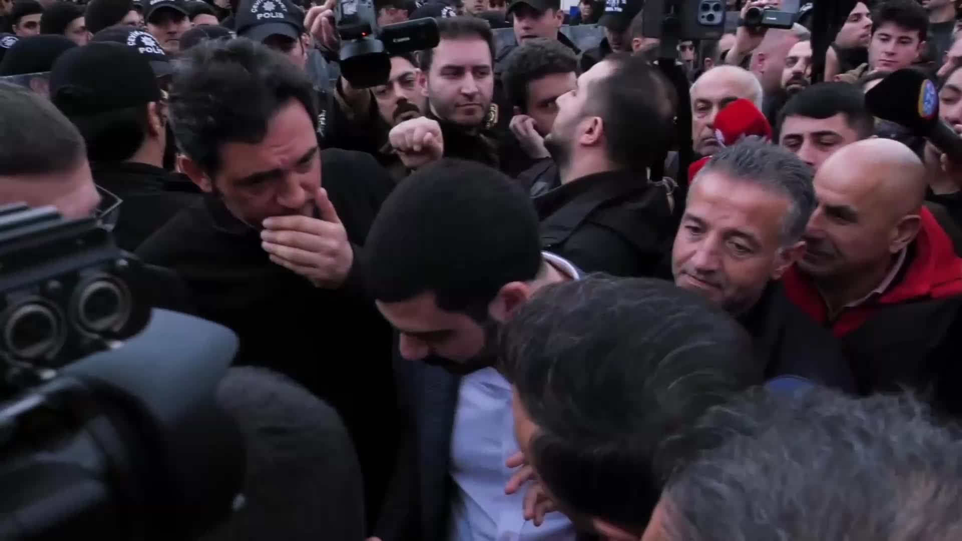 CHP’nin “Köprüler halkındır, satılamaz” eylemine “360 derece” polis kuşatması... Özgür Çelik, adım attığı her sokakta engellendi, Arnavutköy’e deniz yoluyla geçti