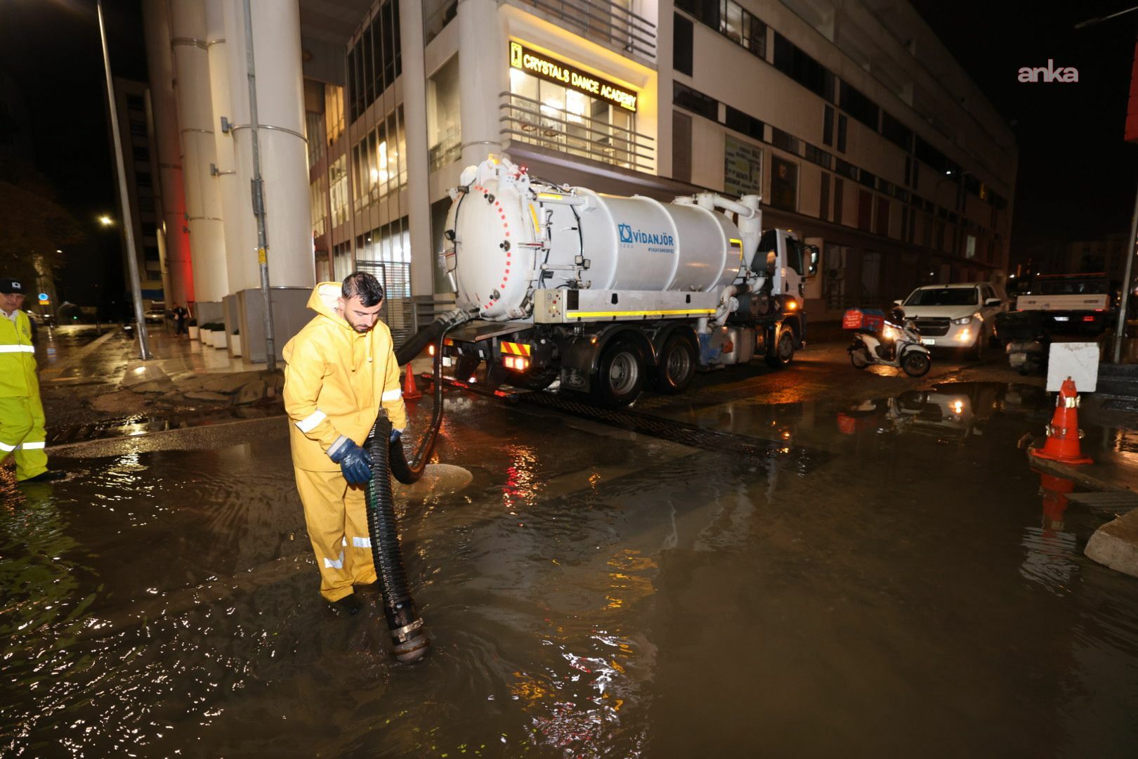 İzmir'de deniz seviyesi 85 santimetreye yükseldi