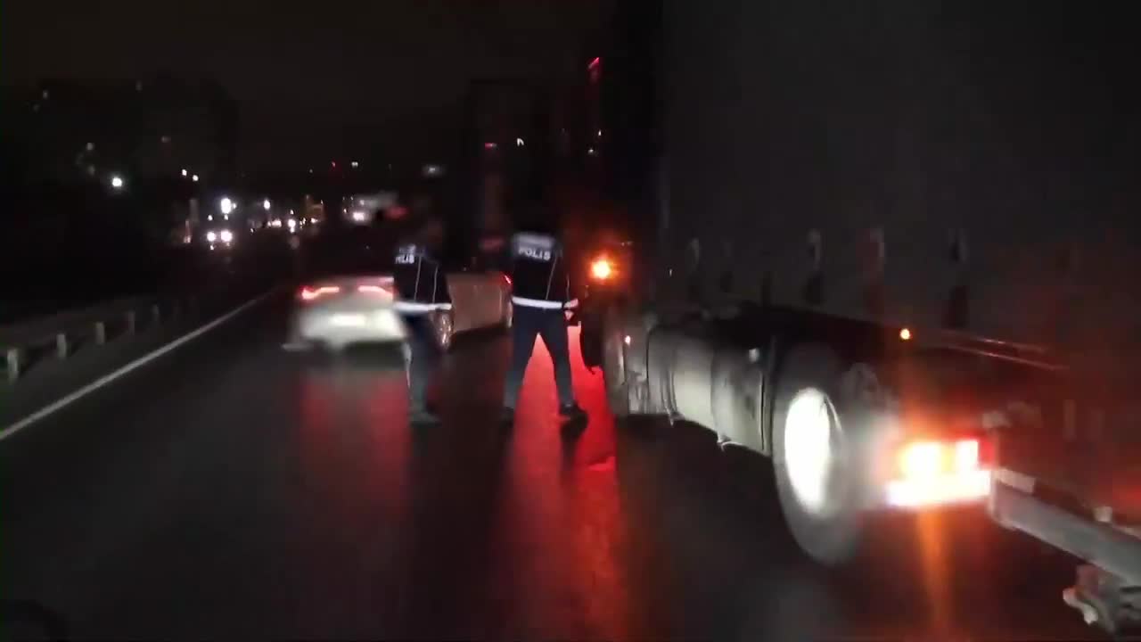 İstanbul Emniyet Müdürlüğü: Uyuşturucu satıcılarına yönelik düzenlenen operasyonda 183 kilogram 600 metamfetamin ele geçirildi