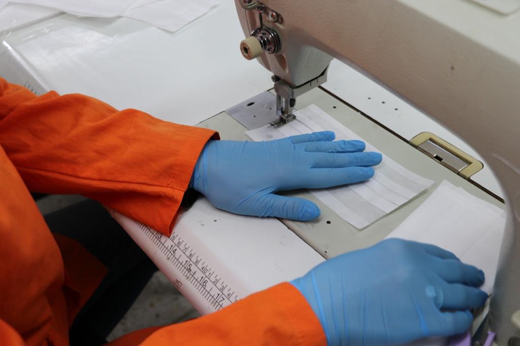 HÜKÜMLÜLER SAĞLIK KURUMLARI İÇİN AYDA 1,5 MİLYON MASKE ÜRETİYOR