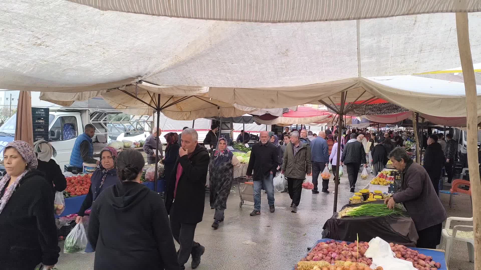 Osmaniye'de pazara akşam saatlerinde giden yurttaş: "Akşamüstü fiyatlar biraz uygun oluyor"