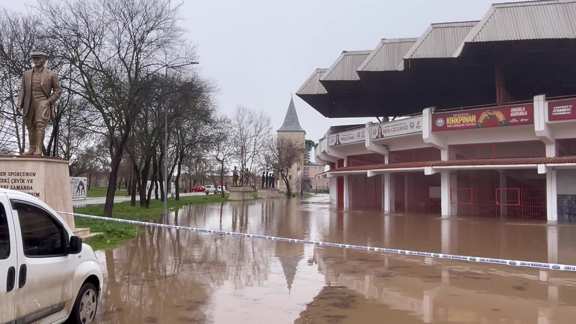 Edirne'de Tunca Nehri taştı, Sarayiçi'nin bir bölümünü su bastı