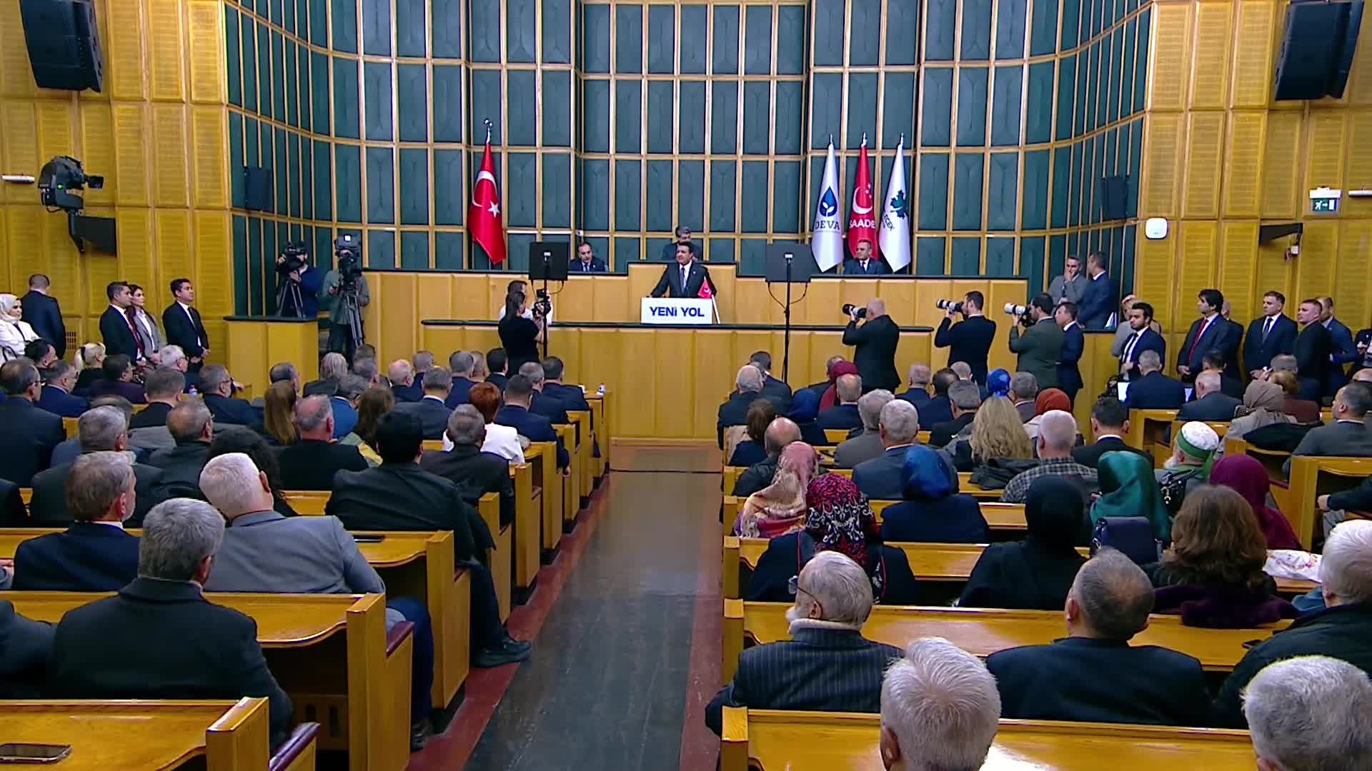 Yeni Yol Grup Toplantısı...  Kürsüye elinde kronometre ile çıkan Arıkan: "Her saniyede dört emeklinin ve üç asgari ücretlinin maaşı tefecilere gitti"