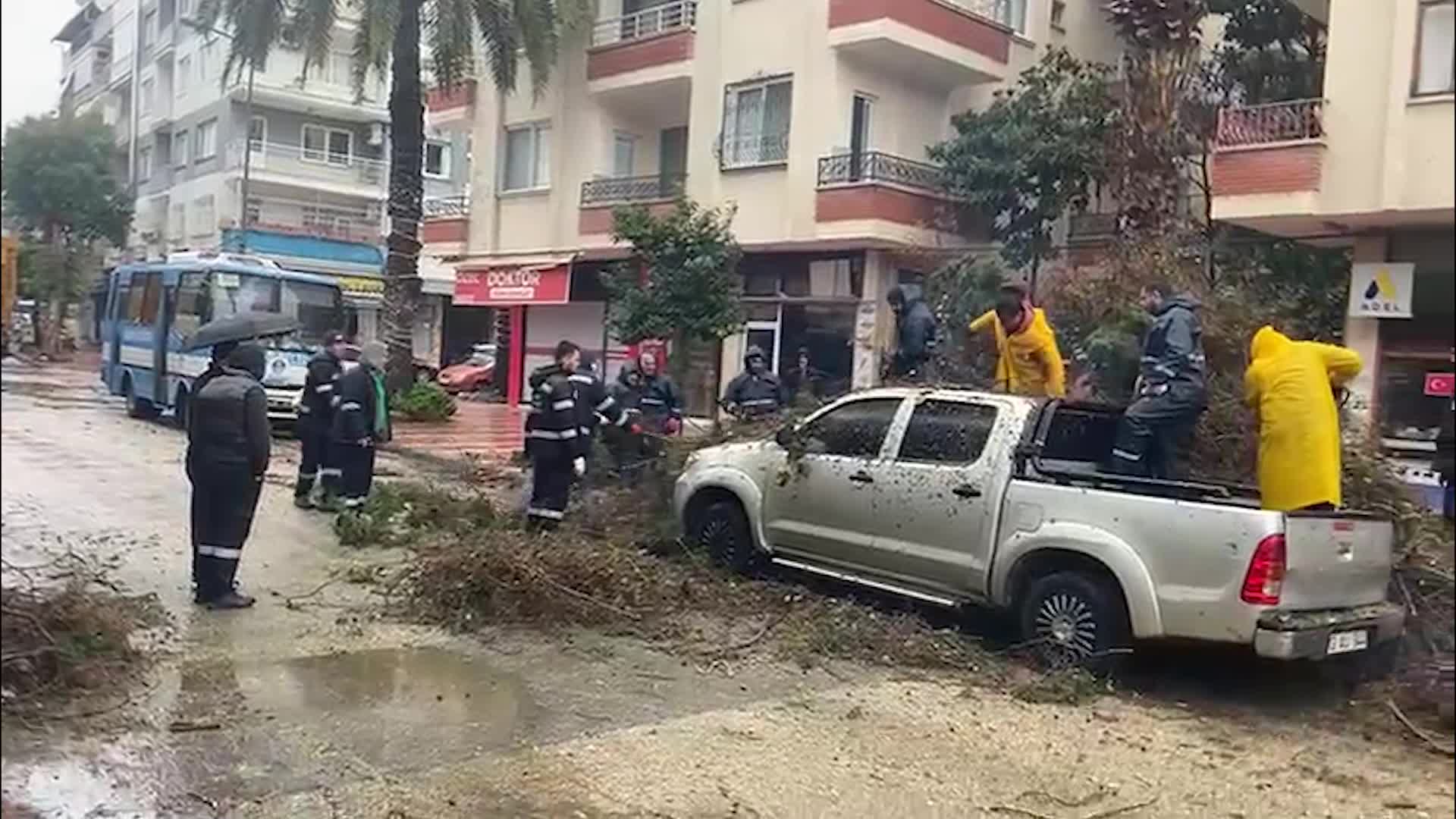 Yenişehir Belediyesi, fırtınanın ardından tüm birimleriyle sahaya indi