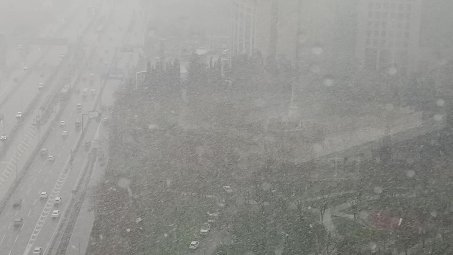 İstanbul'da aralıklarla kar yağışı görüldü... Bazı vapur seferleri iptal edildi