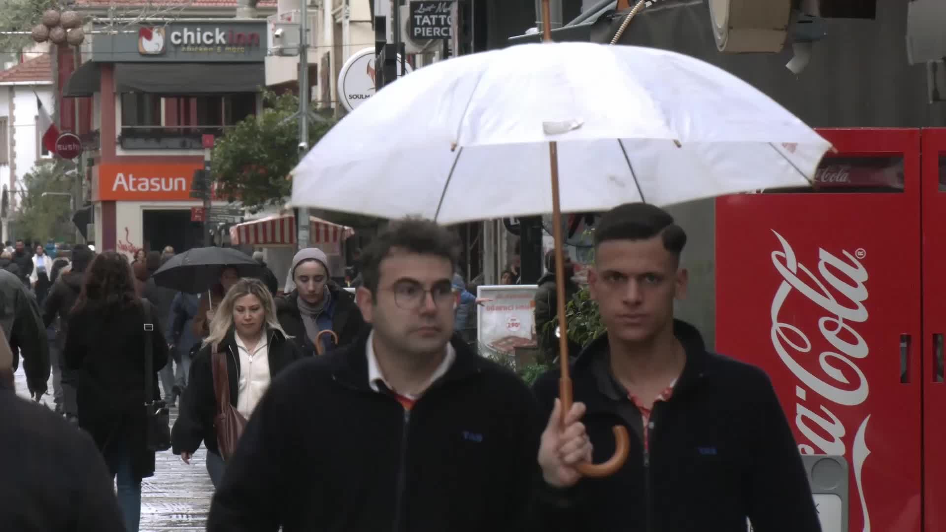 İzmir’de sağanak hayatı olumsuz etkiledi: Alsancak’ta su baskınları ve uzun süreli elektrik kesintileri yaşanıyor