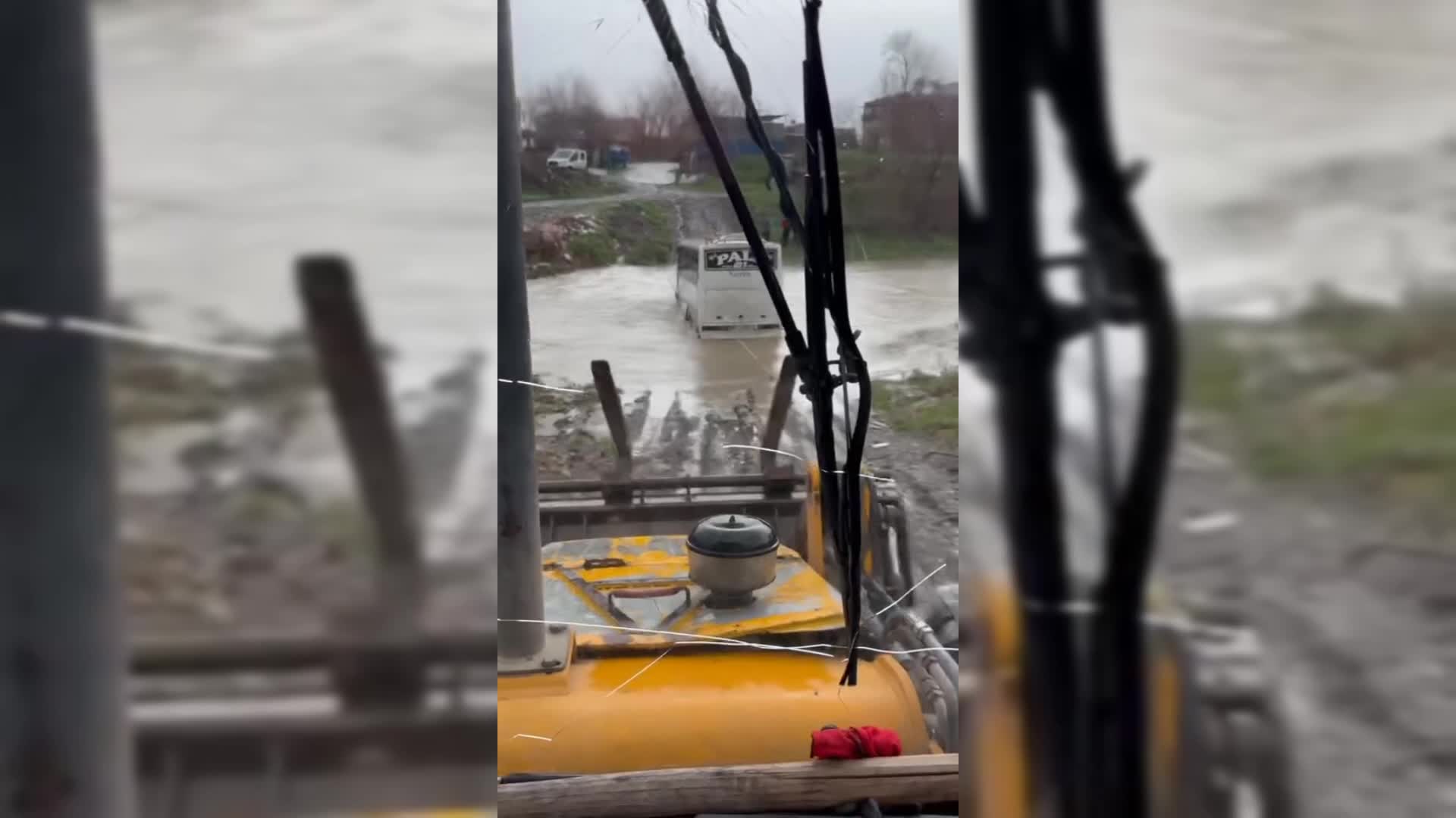 Osmaniye'de derede mahsur kalan işçi servisi belediye araçlarıyla çekildi