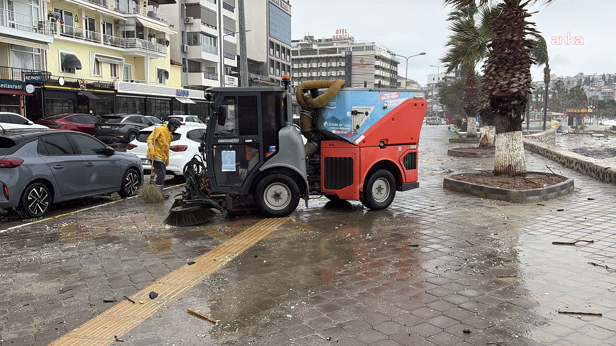 Kuşadası Belediyesi ekiplerinden sahil bandında fırtına mesaisi