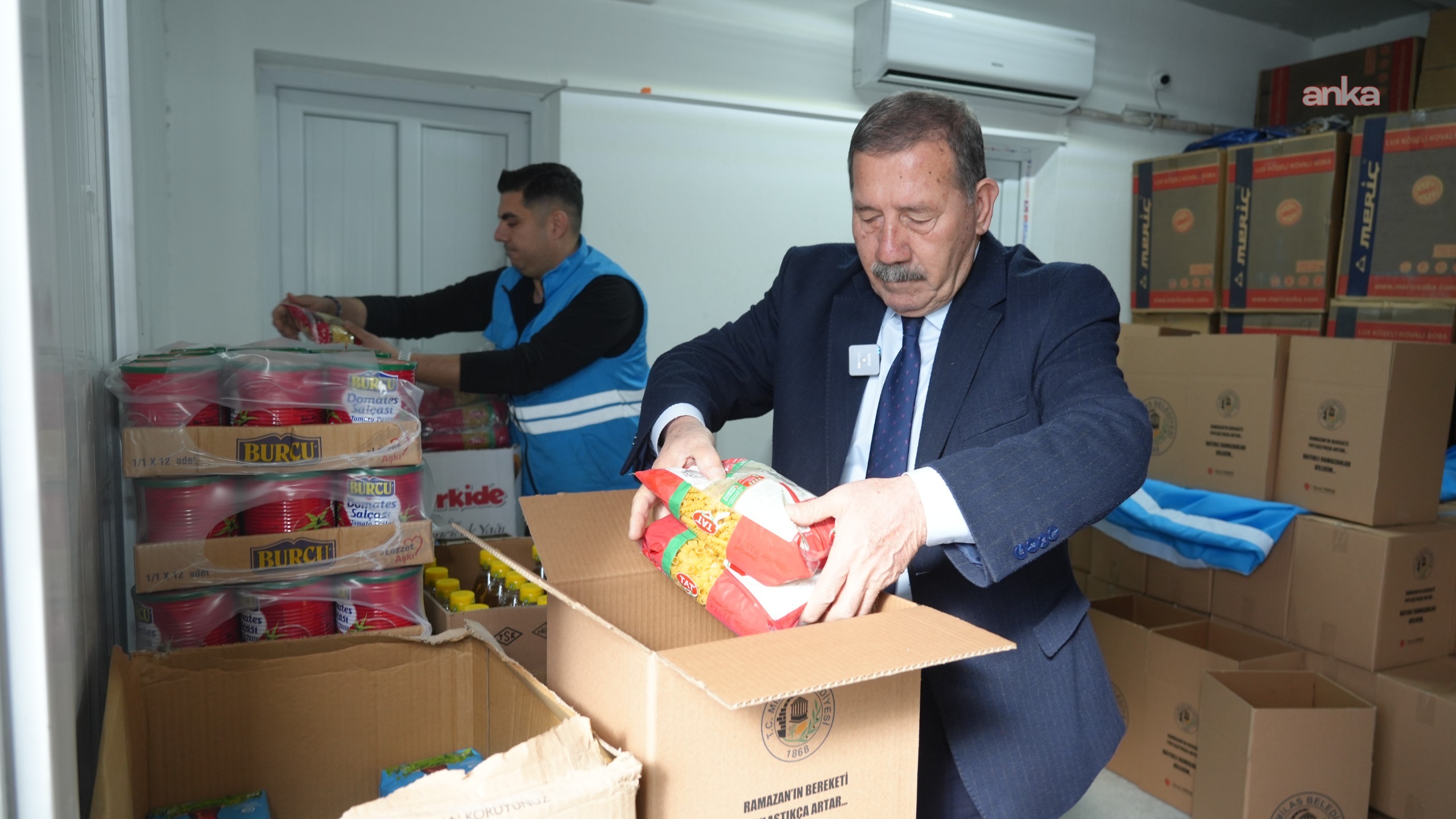 Milas Belediyesi, ihtiyaç sahibi ailelere yönelik gıda kolisi dağıtımını sürdürüyor