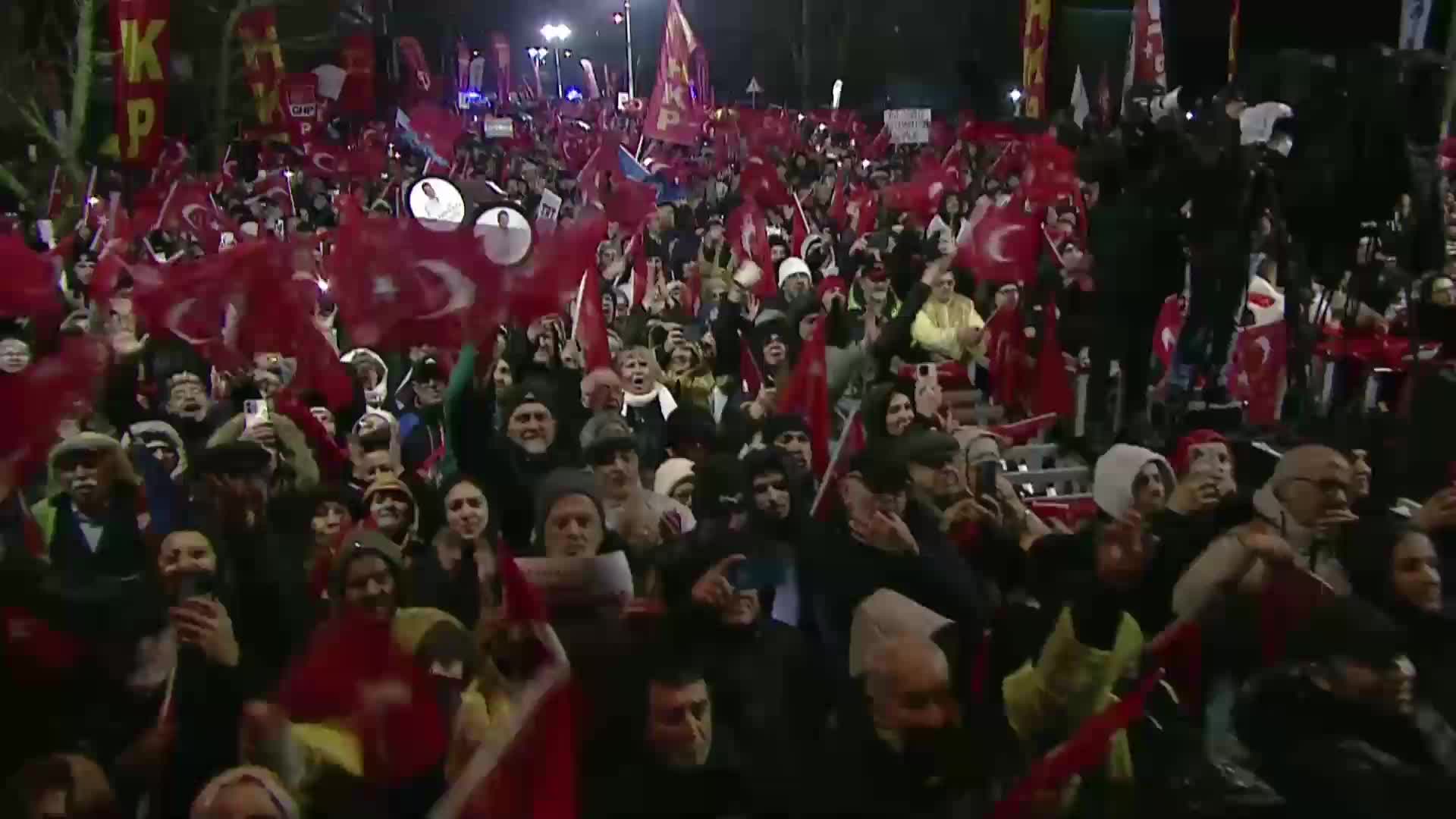 CHP'nin Ataşehir mitingi... Özgür Özel, İBB yargılamasının üç ay ertelenebileceğini ileri sürdü: "Yargılamayı başlatmazsanız o gök kubbeyi tepenize yıkacağız"