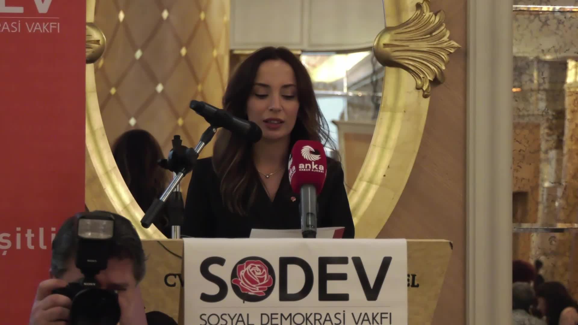 SODEV 2025 Ödülü “19 Mart'ta barikatları aşan üniversiteli gençler”e verildi