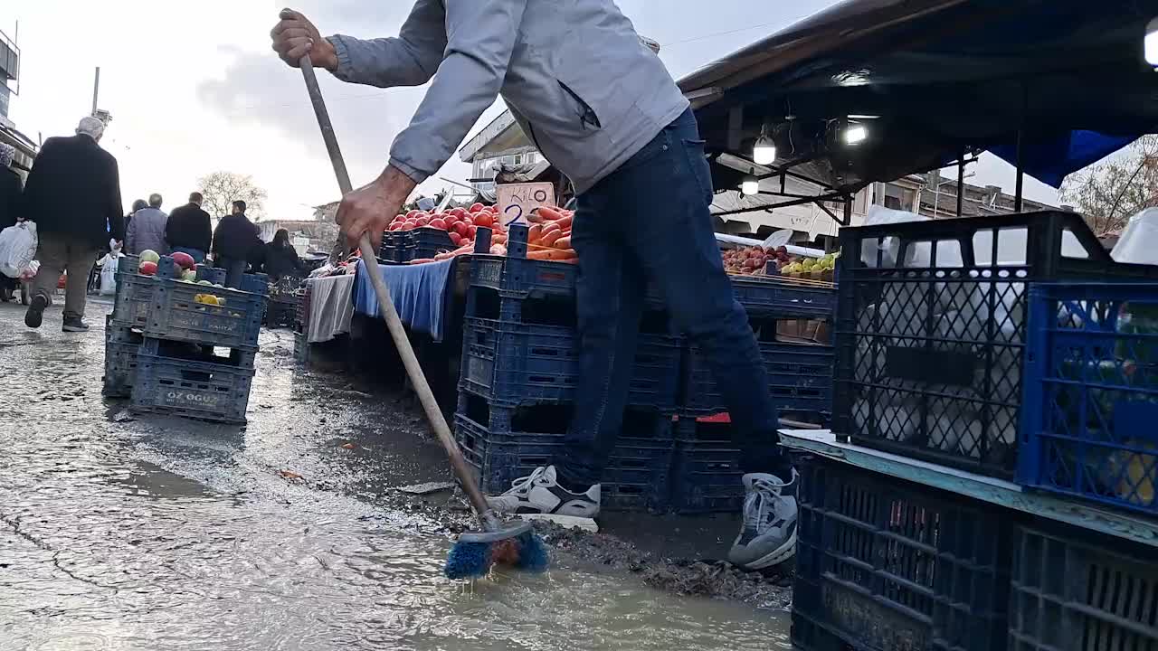 Hatay’ın en canlı pazarında esnaf kanalizasyon kokusuna isyan etti: Müşteri kokudan ve görüntüden burada duramıyor