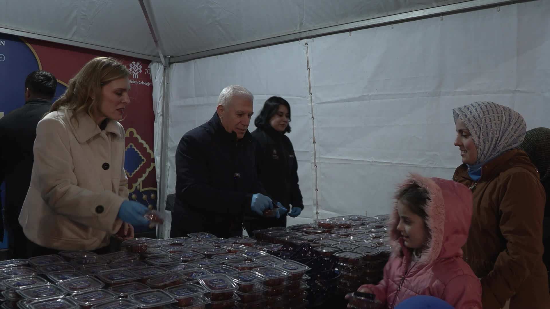 Bursa Büyükşehir Belediyesi'nden ilk teravih sonrası tatlı ikramı