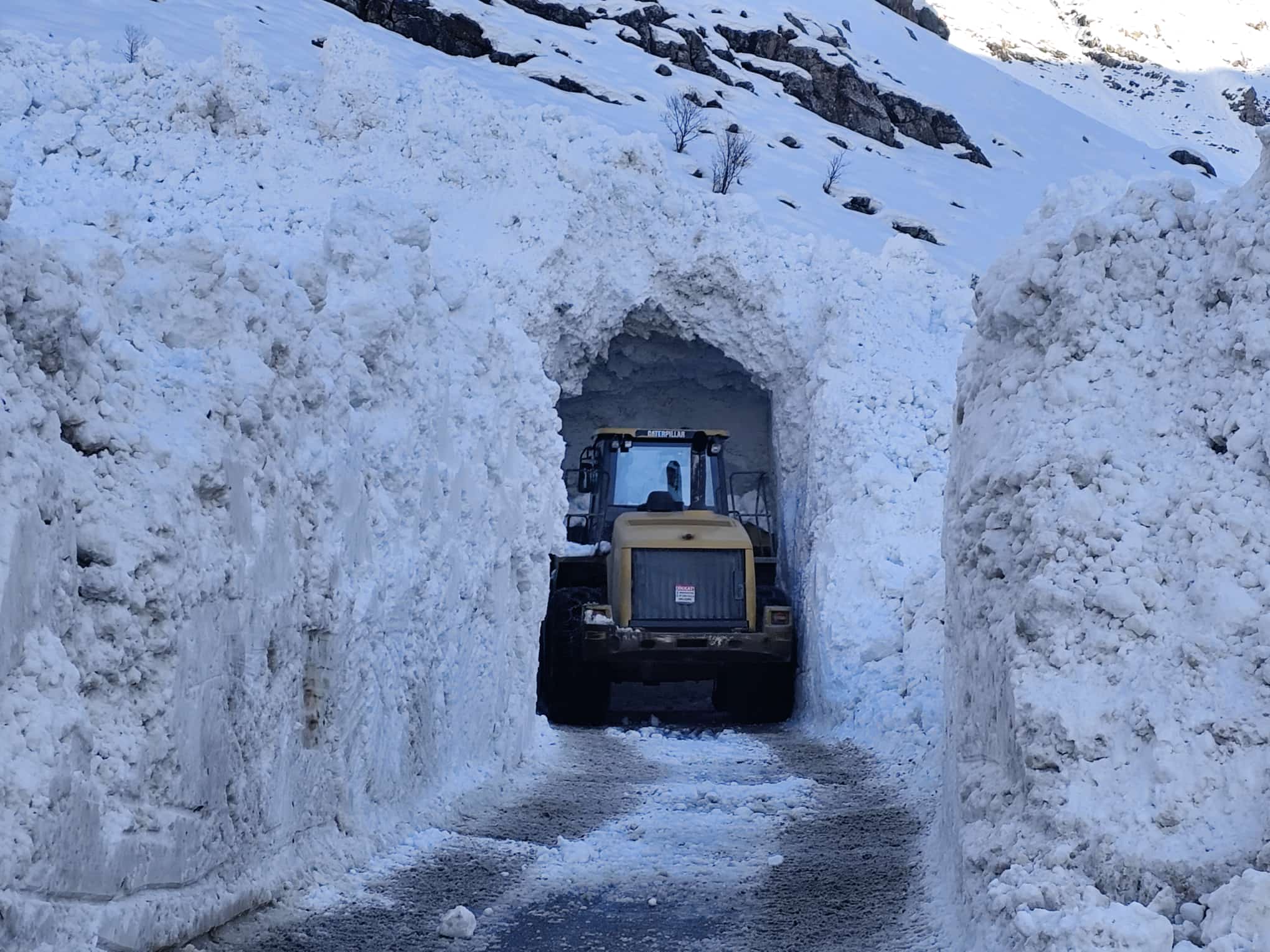 Van'da olumsuz hava koşulları nedeniyle 67 yerleşim yerinin yolu kapandı