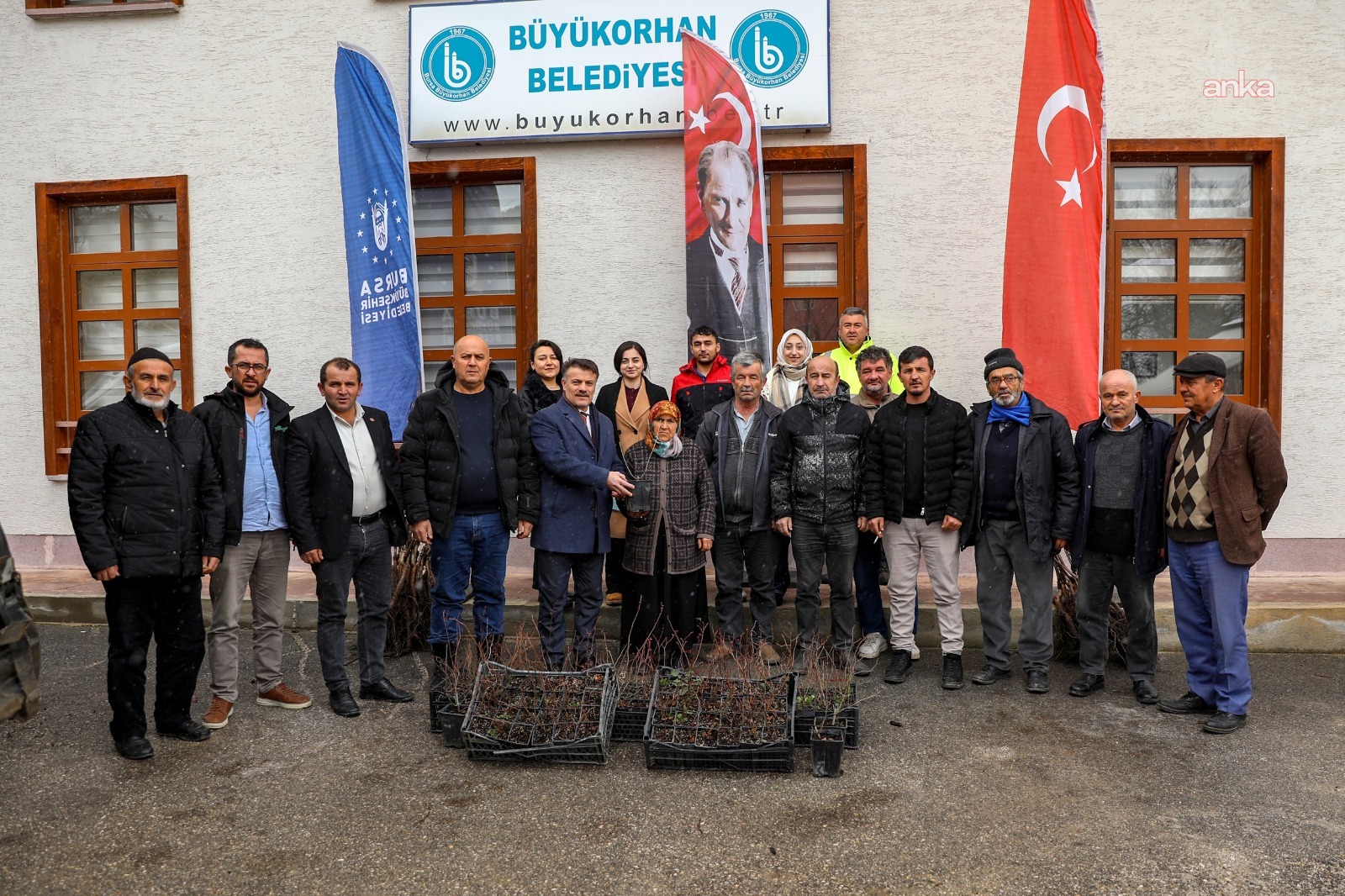 Bursa Büyükşehir Belediyesi'nden Harmancıklı üreticiye tohum ve fidan desteği