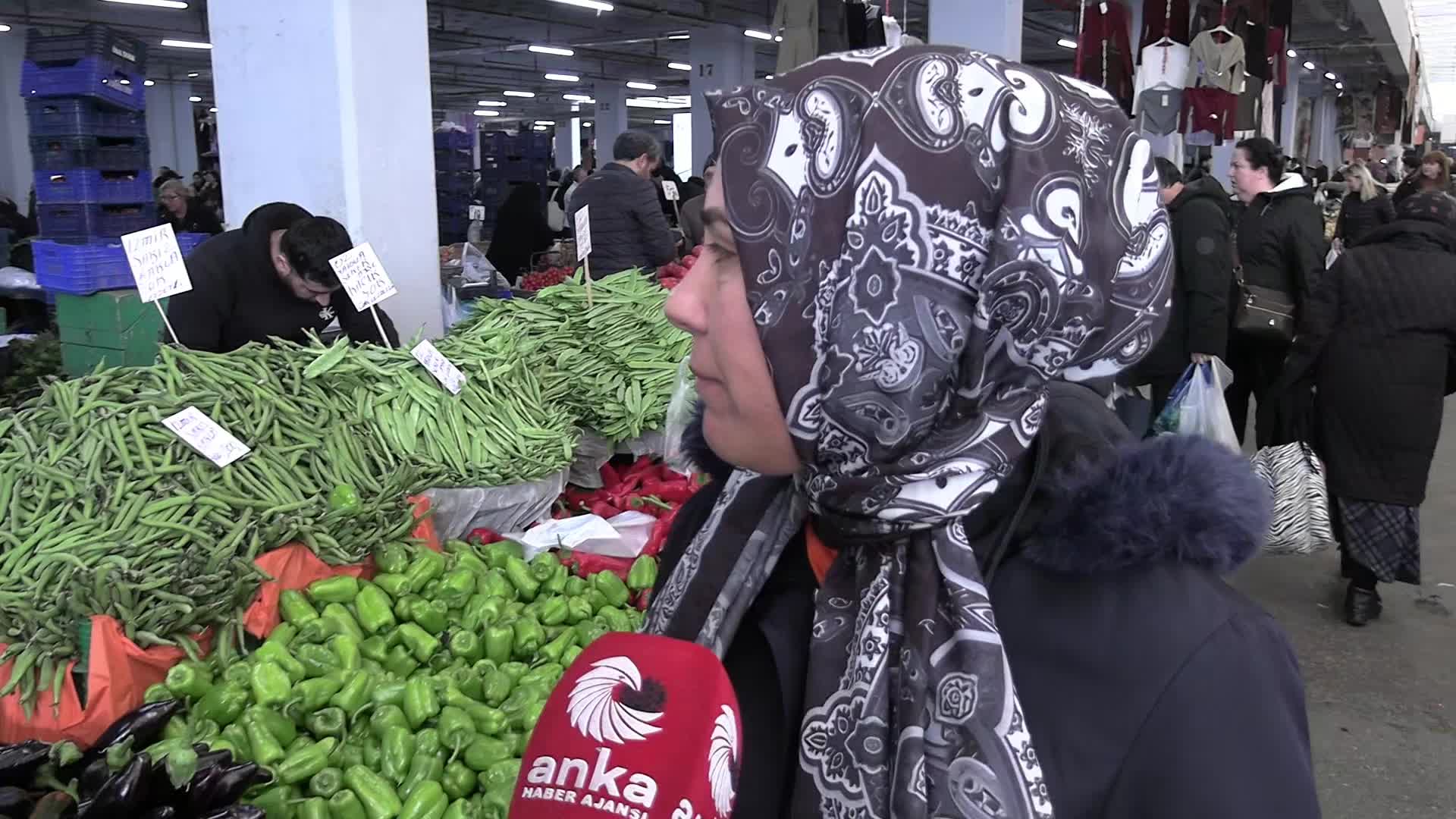 Pazarda vatandaşın gündemi emekli aylıklarının düşüklüğü, bayram ikramiyeleri ve pahalılık: Ekmeği koklatıyoruz malzemeyle, peynir olsun şu olsun, bu olsun...  Küçücük, küçücük aldım zeytini, 200 lira verdim. Bir avuç şey