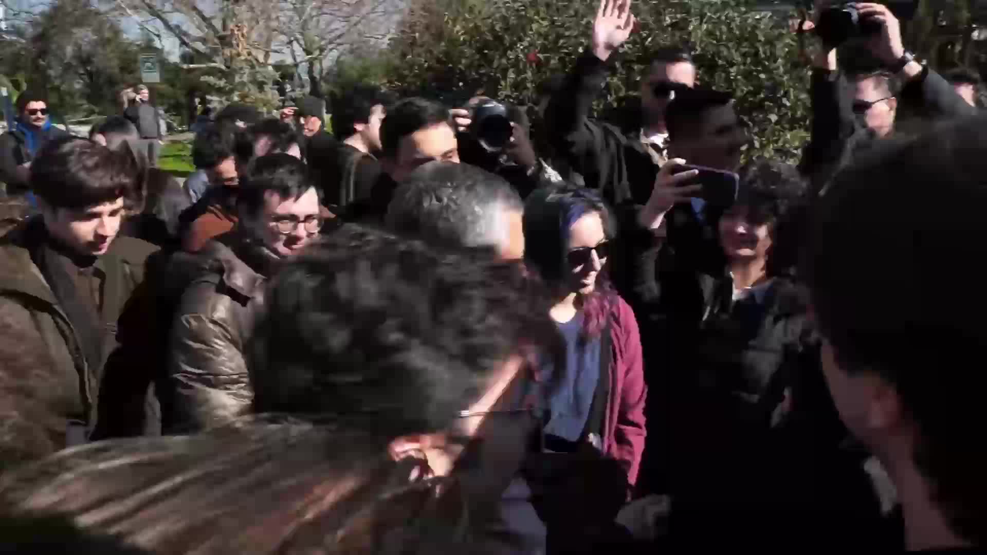 Özgür Özel, Boğaziçi Üniversitesi'nde öğrencilerle bir araya geldi: “Erdoğan, burada soruları yanıtlayacak, eleştirileri dinleyecek bir cumhurbaşkanı olamadı”