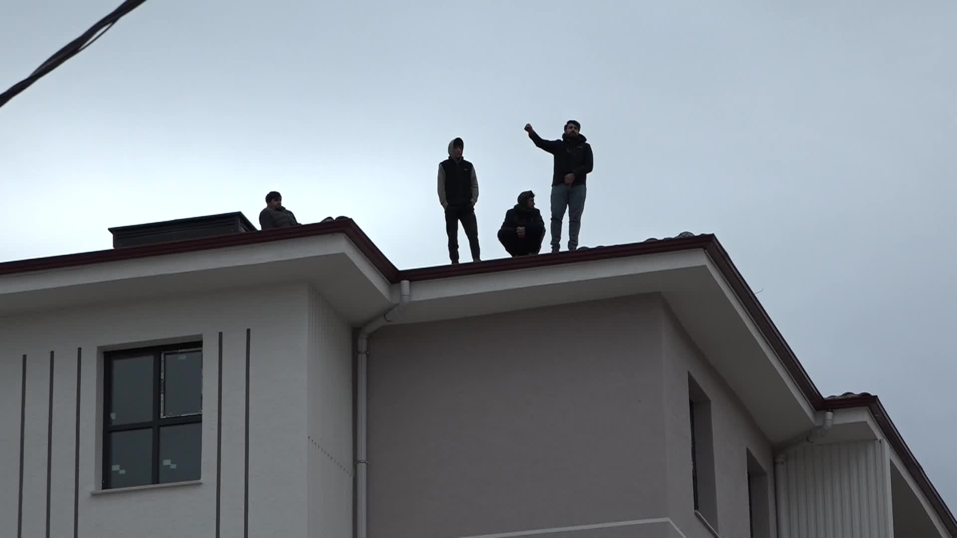 Malatya Battalgazi'de TOKİ inşaatı çatısında ücret eylemi
