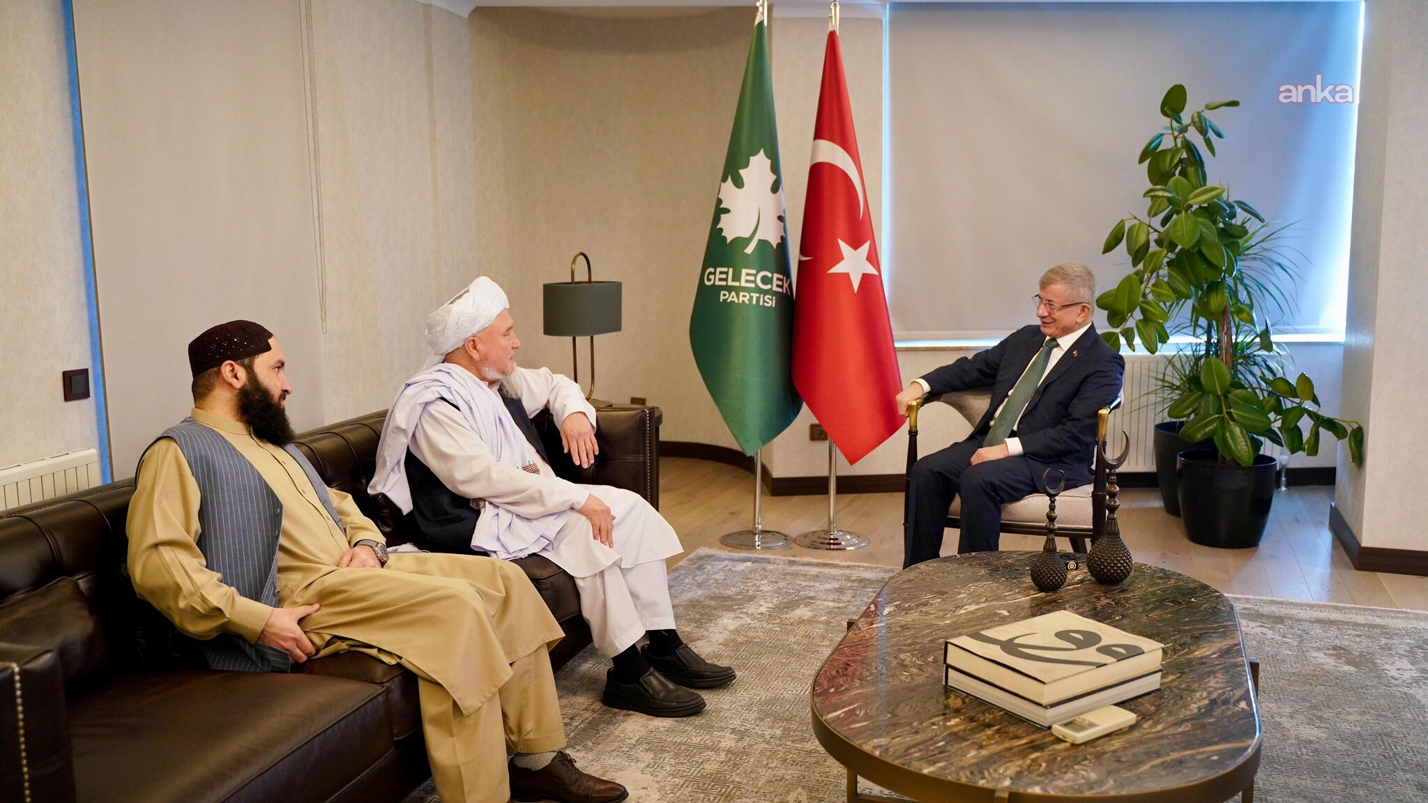 Ahmet Davutoğlu, Afganistan İslam Cumhuriyeti Büyükelçisi Saniullah Farahmand ile görüştü