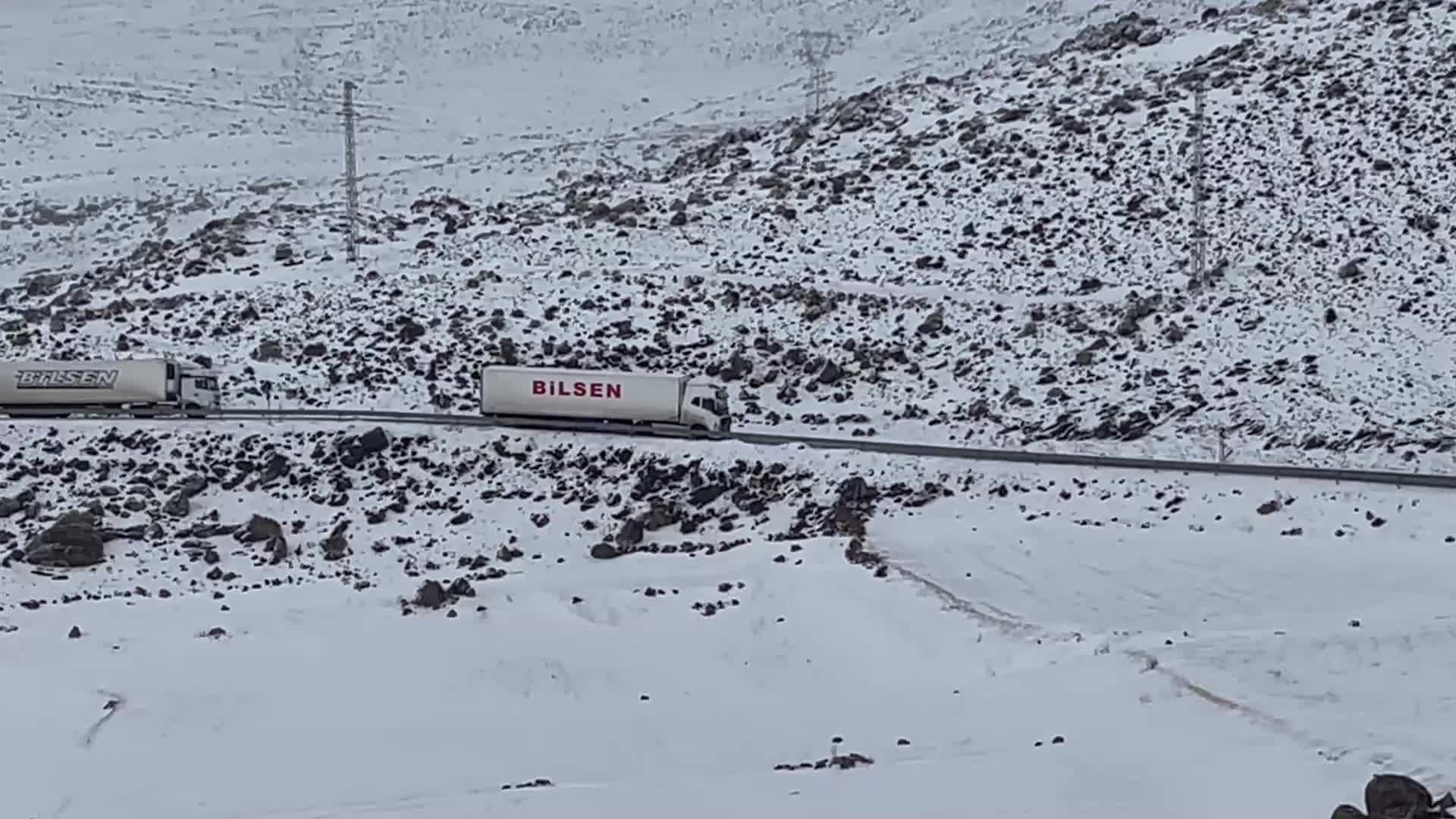 Ardahan-Çıldır yolunda buzlanma: Çok sayıda TIR yolda kaldı