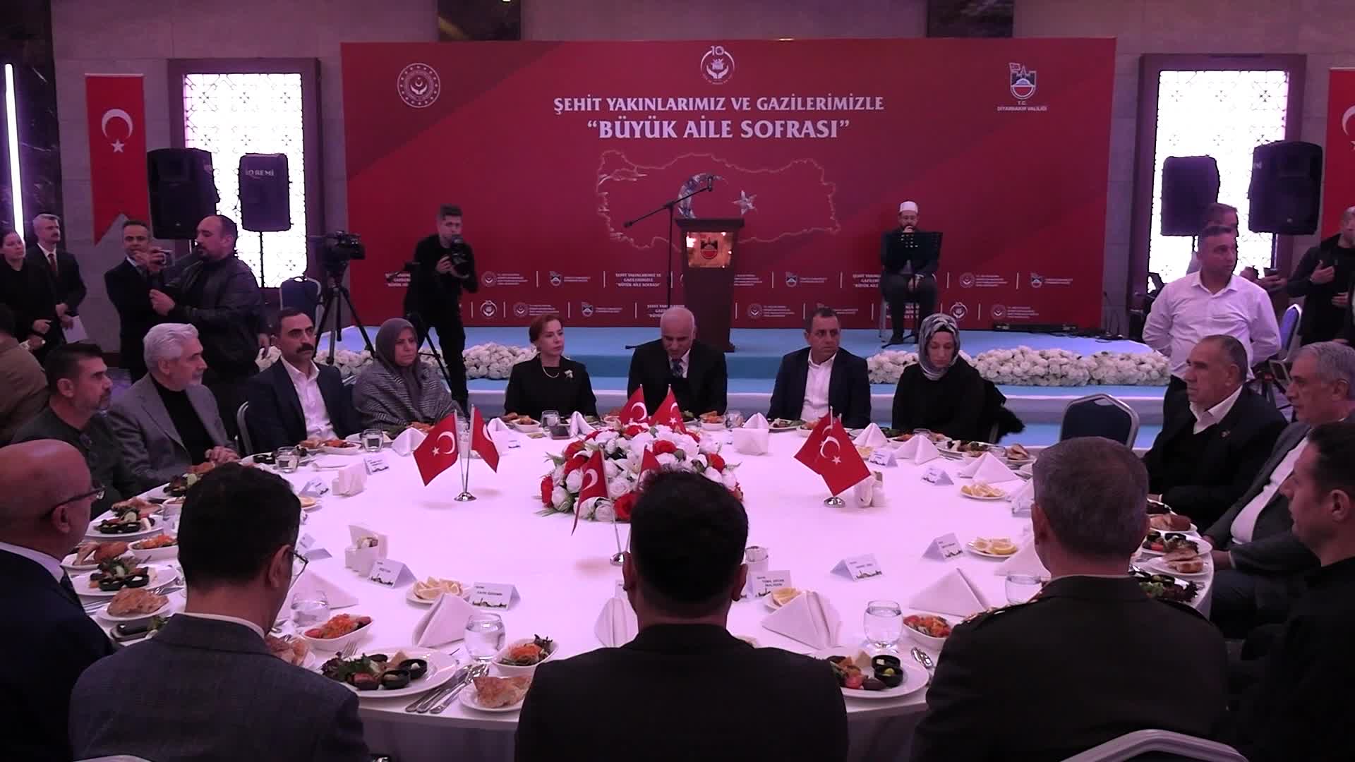 Diyarbakır’da şehit yakınları ve gaziler onuruna iftar… Vali Zorluoğlu: Hiç kimsenin şehitlerimizin aziz hatıralarını lekelemesine asla müsaade etmeyiz