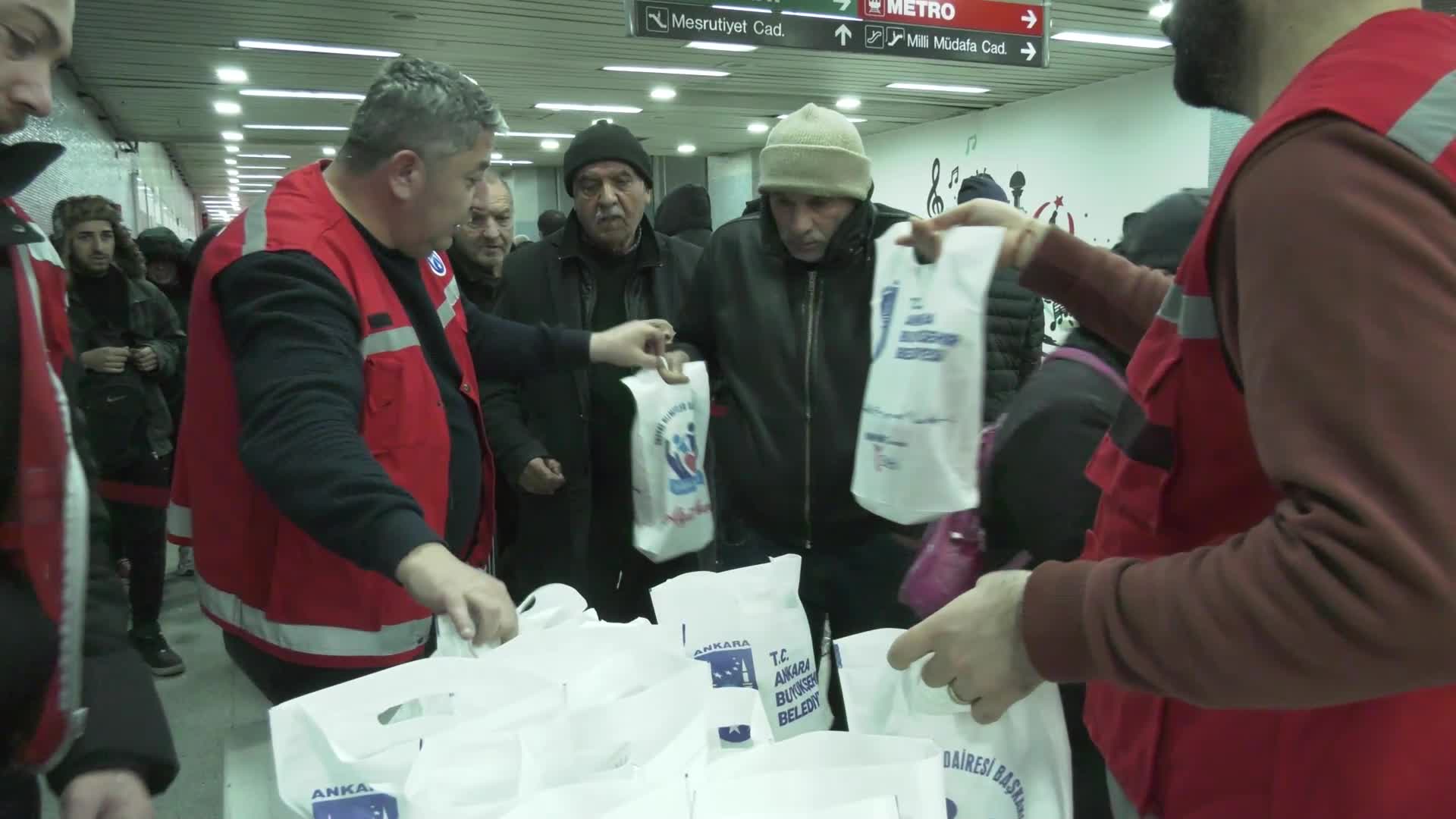 Ankara Büyükşehir Belediyesi'nden ramazan kumanyası ve sıcak yemek ikramı