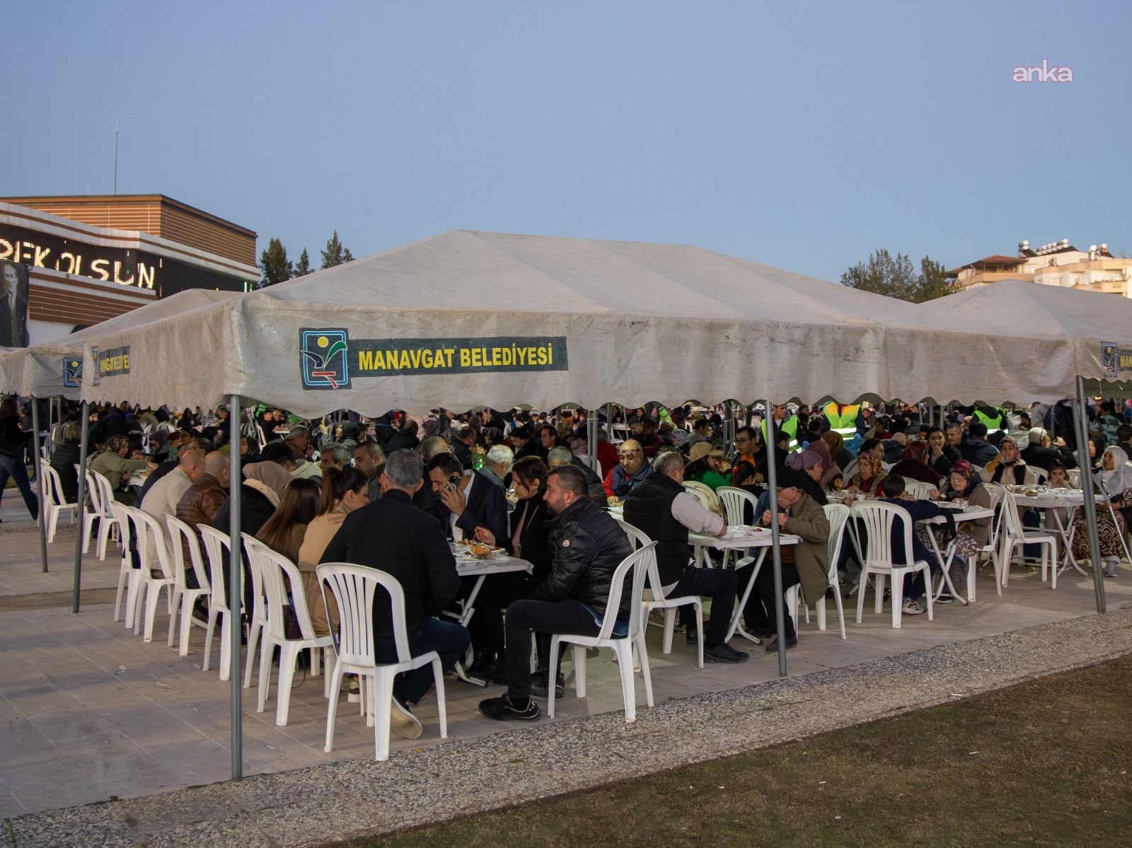 Manavgat Belediyesi ilk iftar sofrasını Atatürk Kültür Merkezi’nde kurdu
