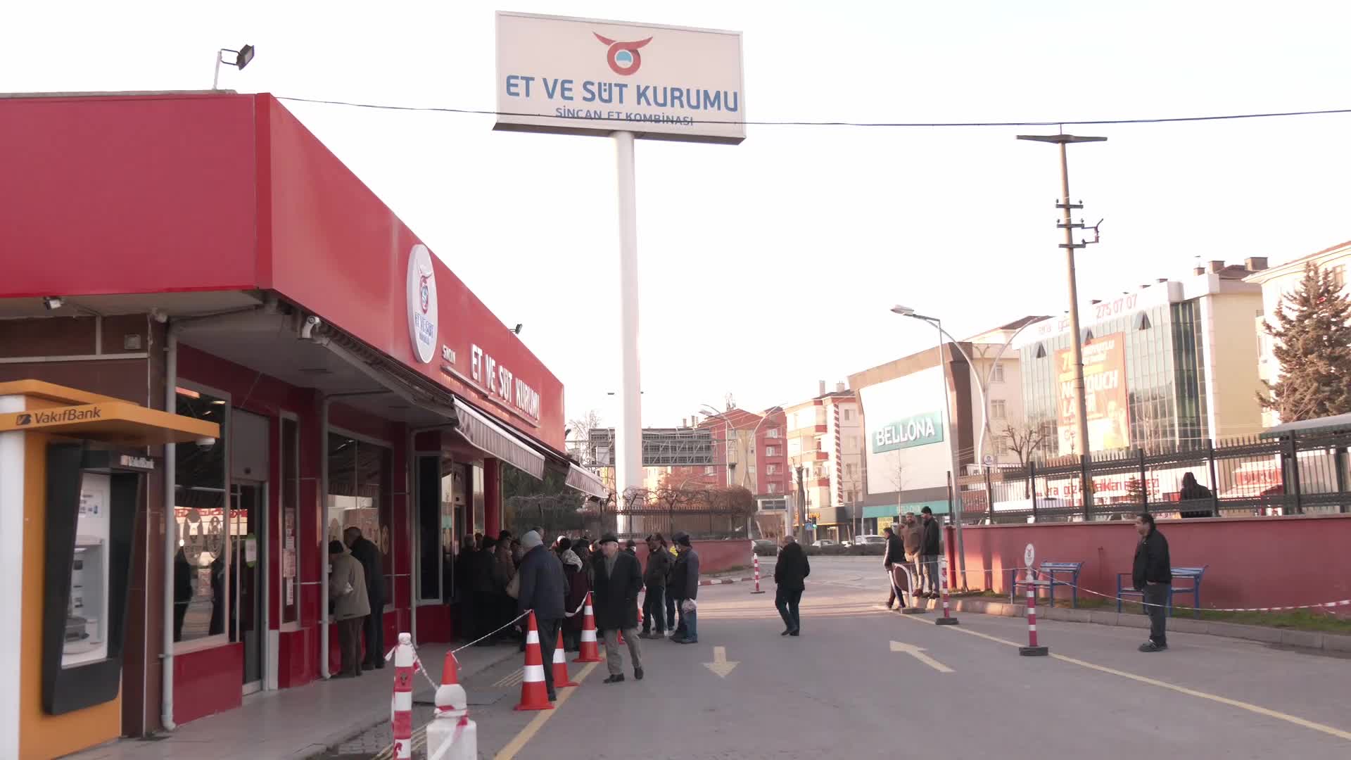 Sincan'da ESK önünde ucuz et kuyruğu: "27 sene devlete hizmet ettim, ben hakkımı niye alamıyorum?"