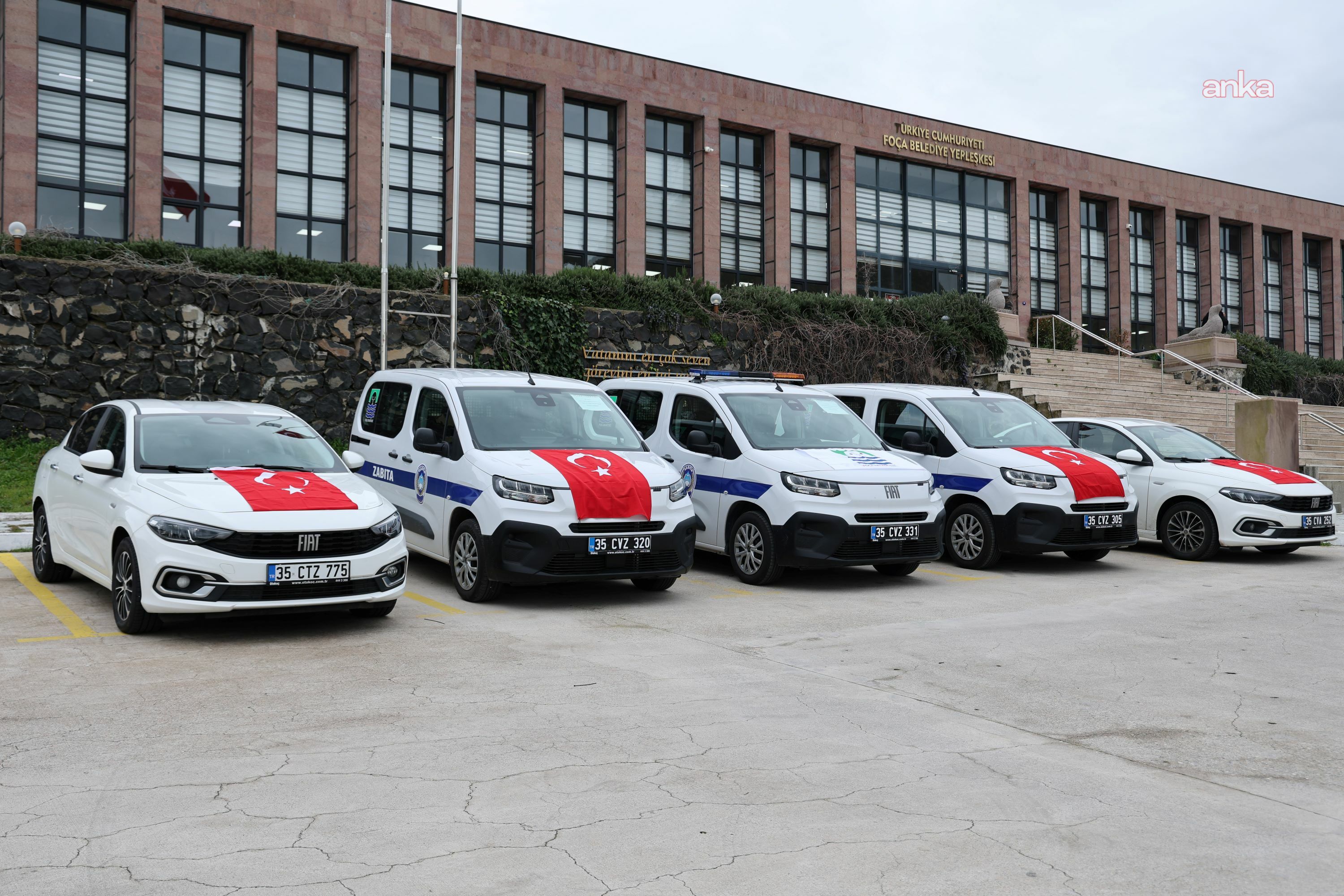 Foça Belediyesi araç filosuna 5 yeni hizmet aracı kazandırdı