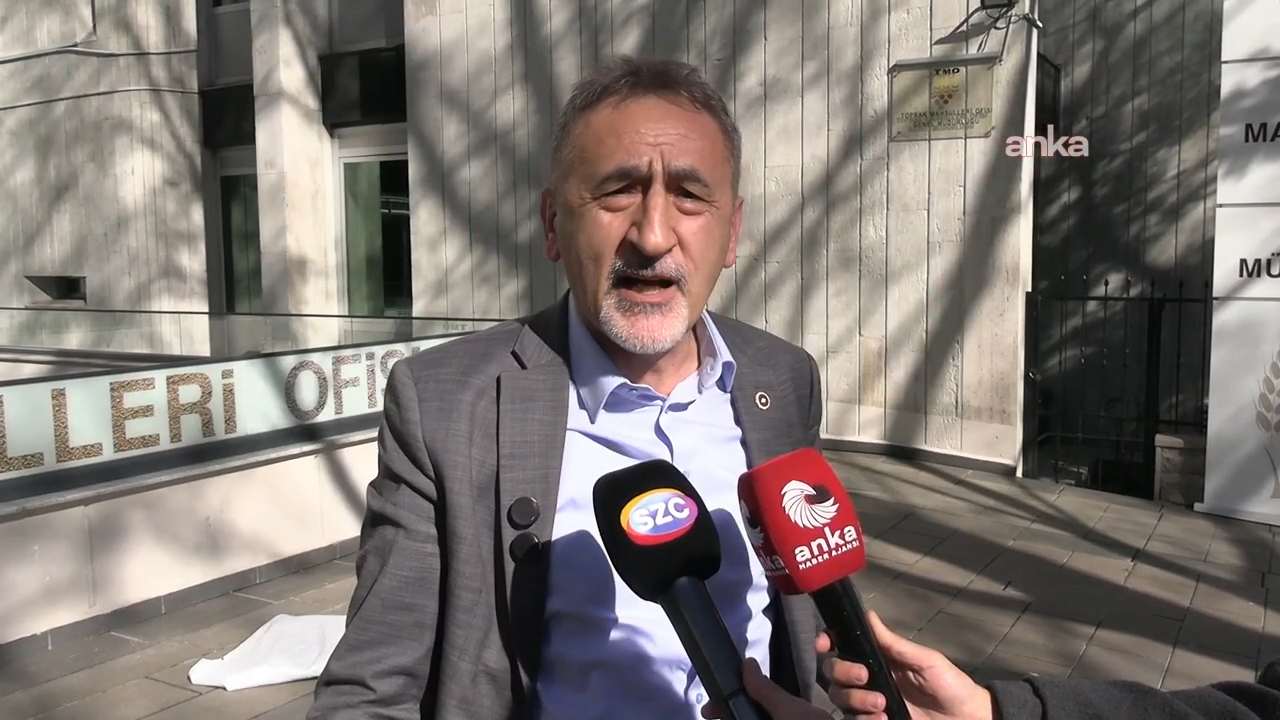 CHP’li Adıgüzel fiyatlara tepki için TMO önüne fındık döktü: “Ferrero’ya değnekçilik yapıyorlar”