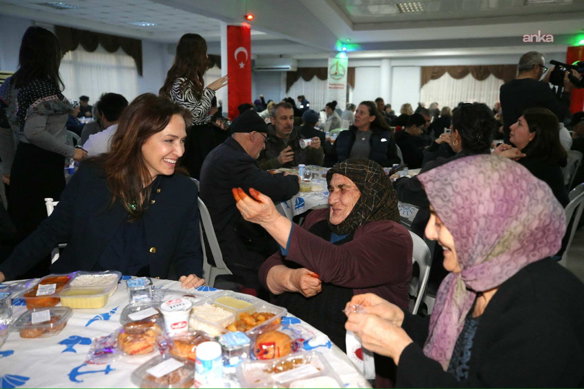 Karşıyaka’da ilk iftar sofrası Cumhuriyet Mahallesi’nde kuruldu