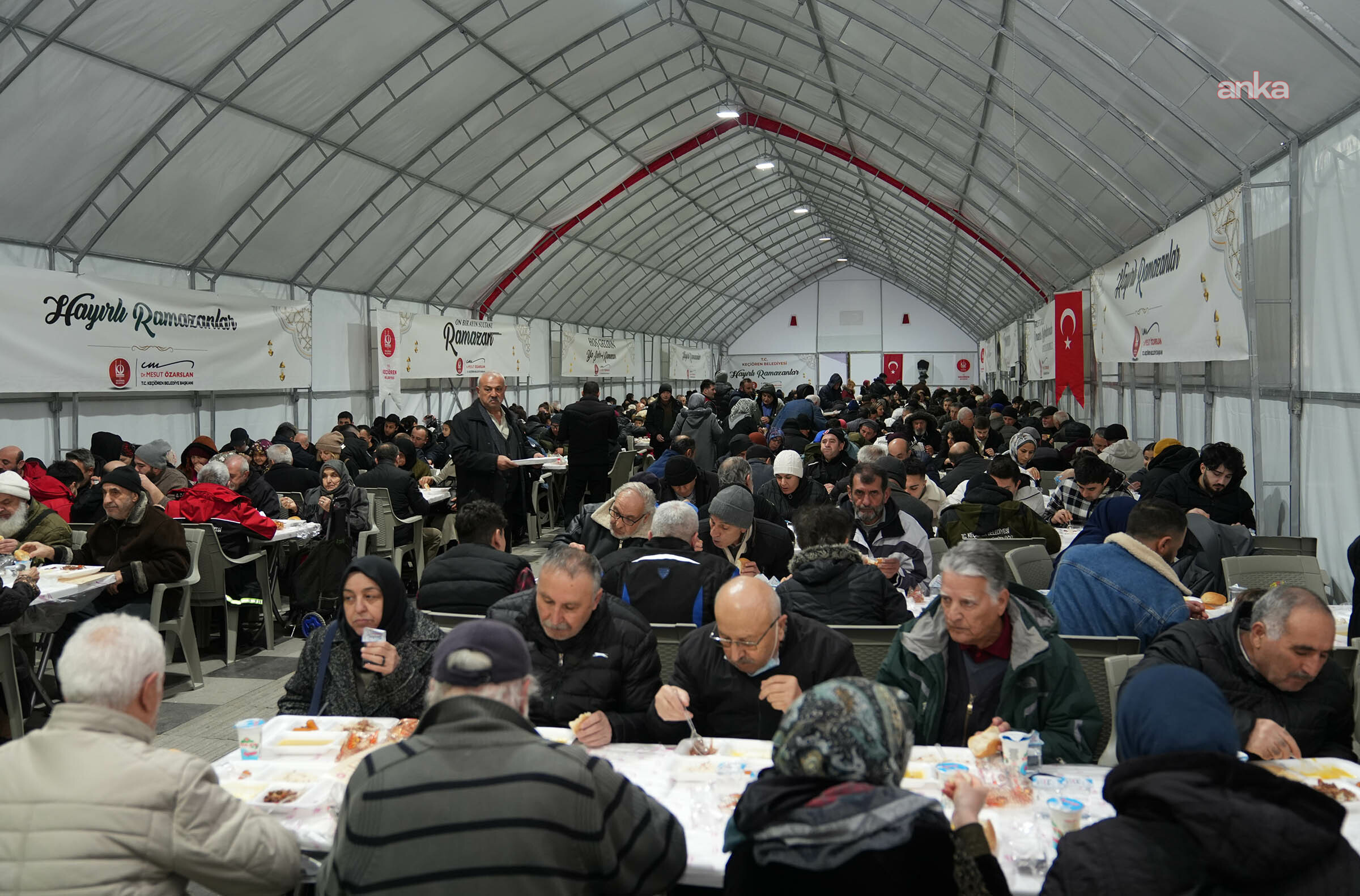 Keçiören Belediyesi’nden sıcak yemek ve ramazan kumanyası ikramı