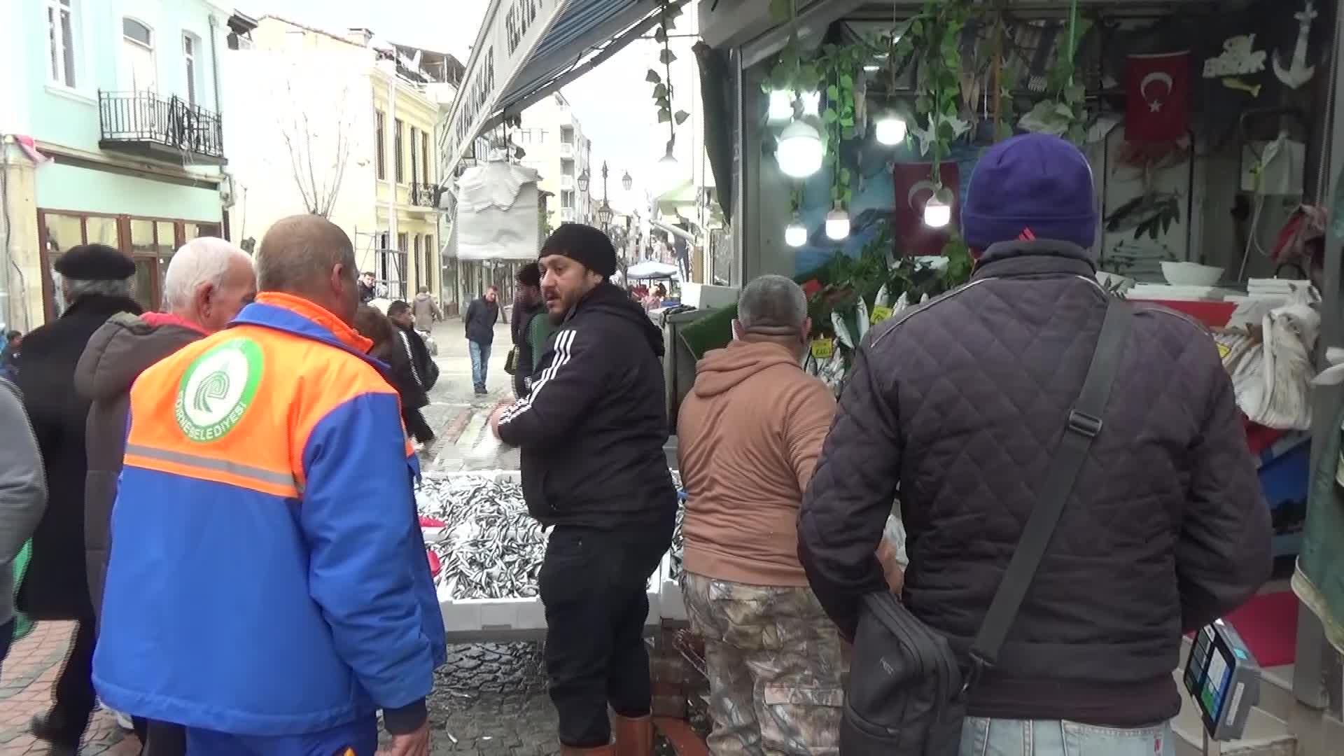 Edirne’de hamsi 50 liraya düştü, vatandaşlar balık tezgahlarında kuyruk oluşturdu